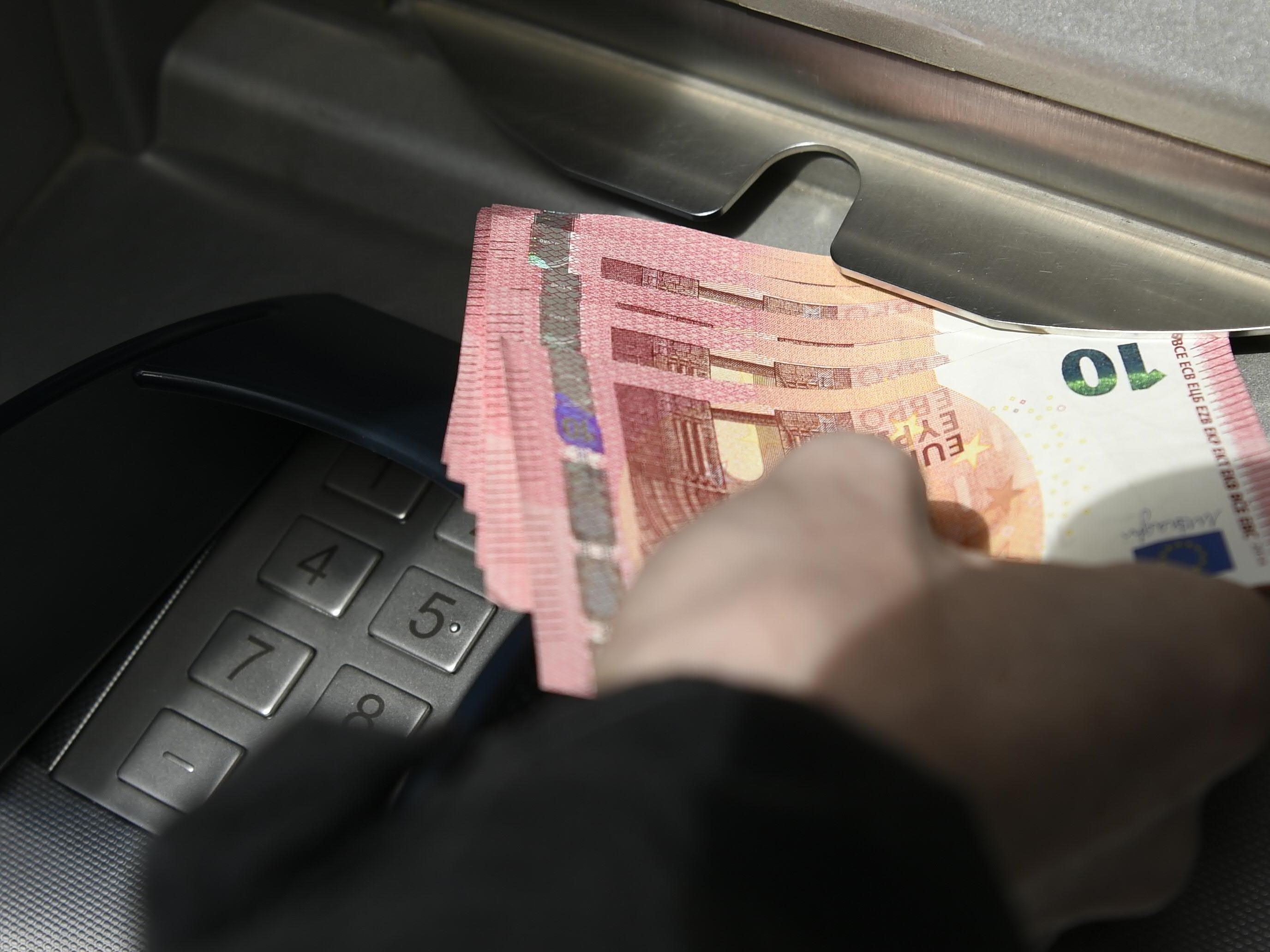 Der Mann soll 430.000 Euro aus Bankomaten gestohlen haben.
