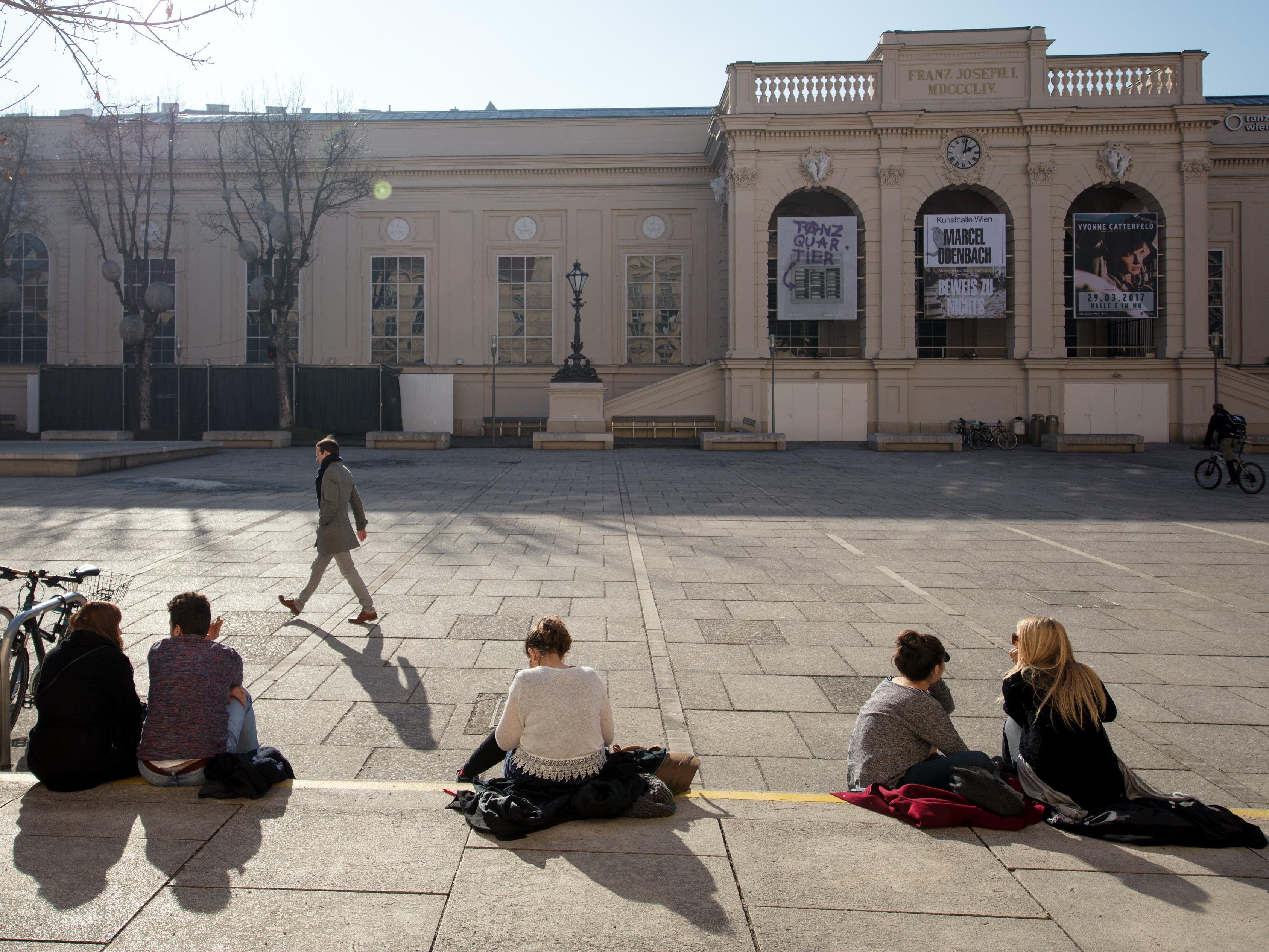 Am Vorplatz des Museumsquartiers kann jetzt Minigolf gespielt werden.