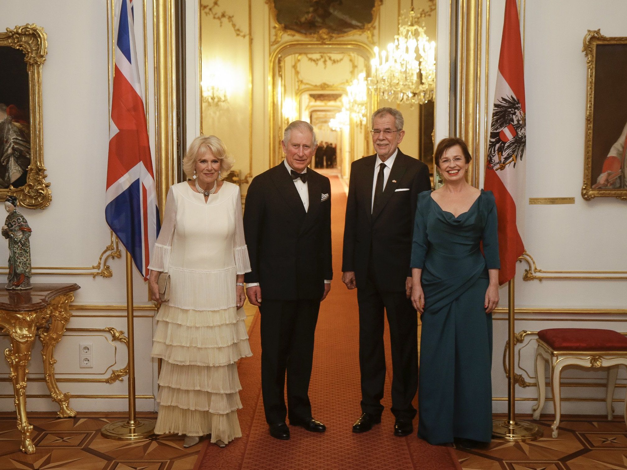 Prinz Charles und Ehefrau Camilla bei Bundespräsident Alexander Van der Bellen und seiner Gattin Doris Schmidauer. Prinz Charles und Ehefrau Camilla bei Bundespräsident Alexander Van der Bellen und seiner Gattin Doris Schmidauer.