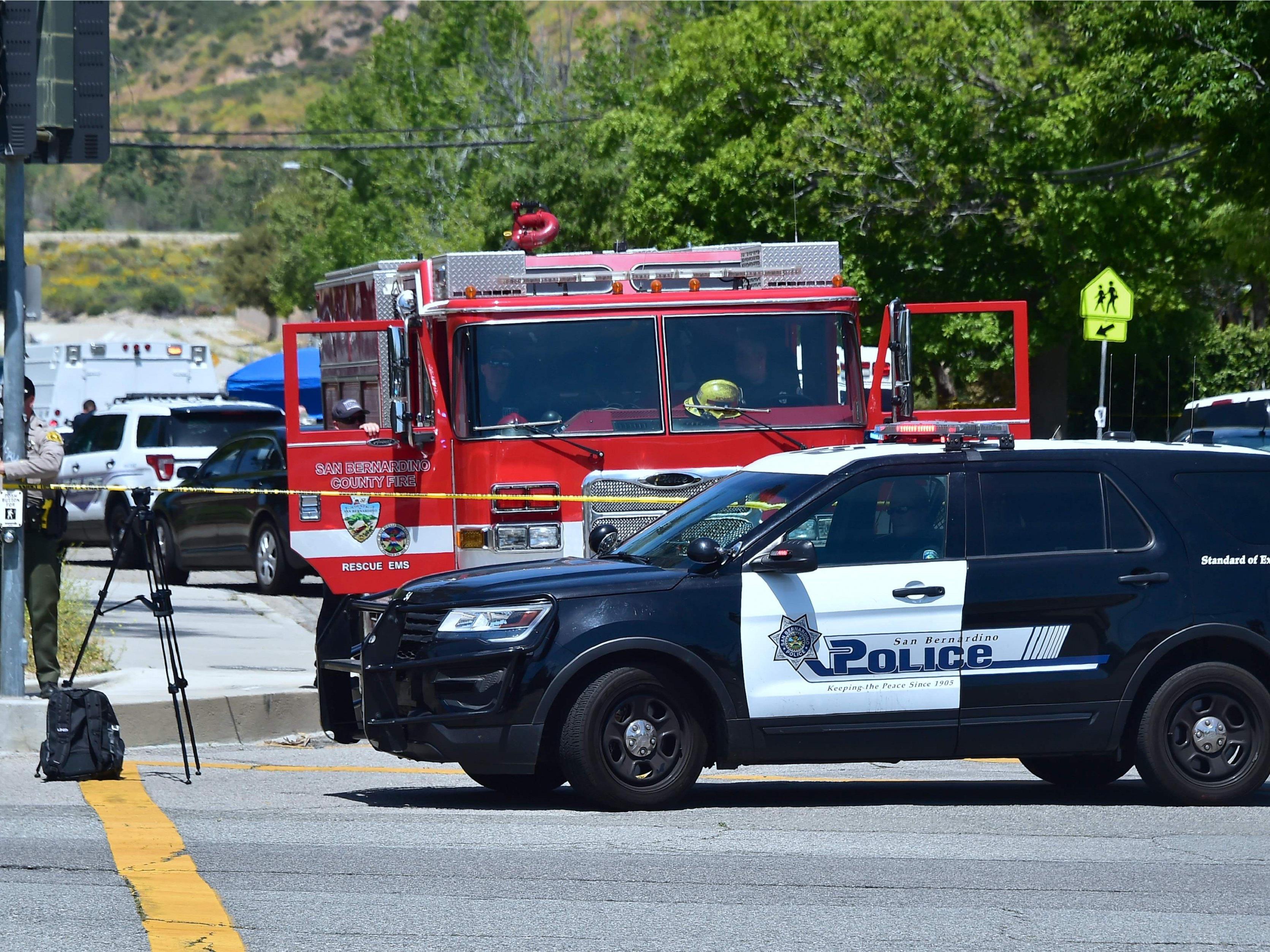 Bei einer Schießerei an einer Volksschule im kalifornischen San Bernadino starbe eine Lehrerin sowie ein achtjähriger Schüler. Der Angreifer richtete nach der Tat die Waffe gegen sich selbst.