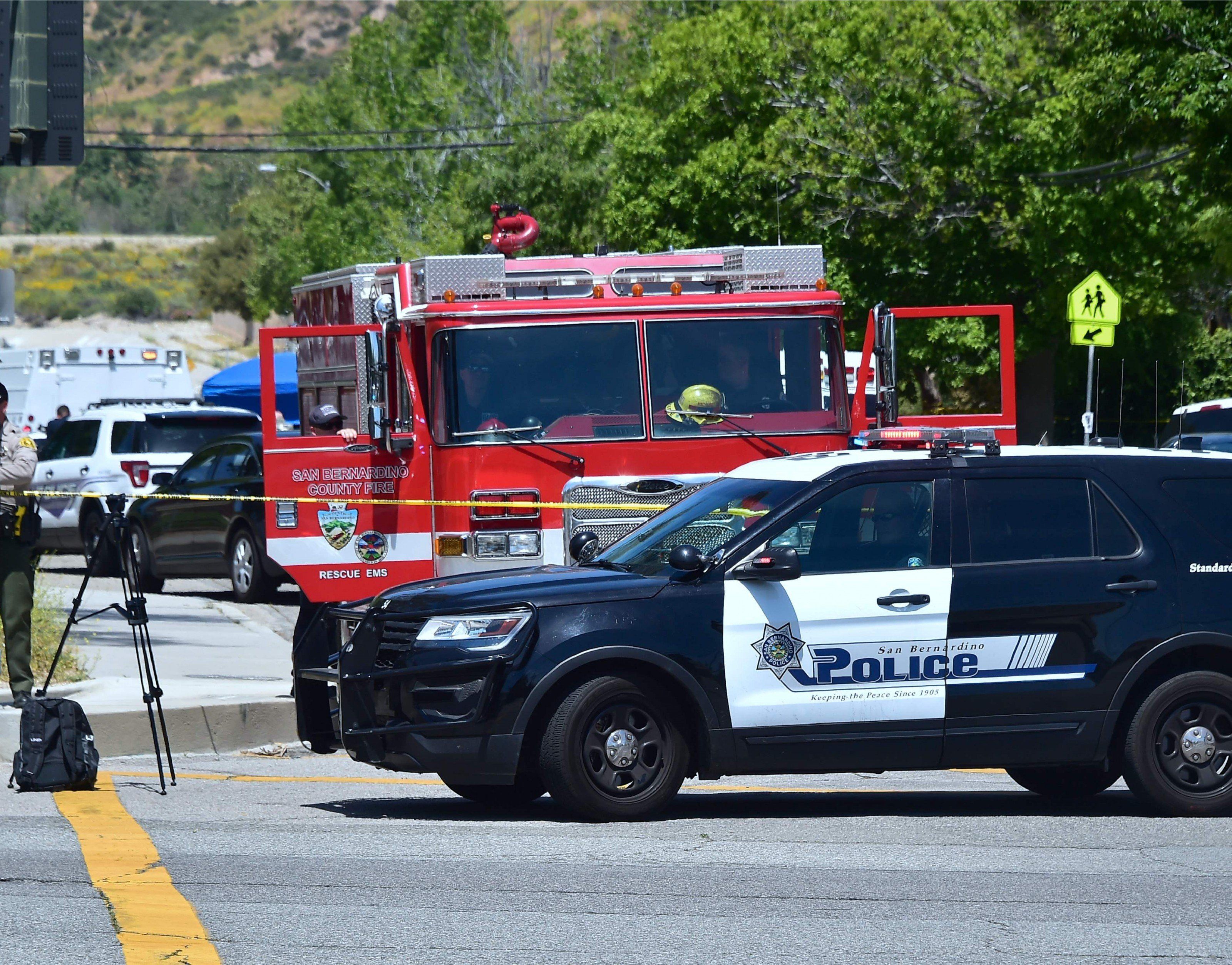 Bei einer Schießerei an einer Volksschule im kalifornischen San Bernadino starbe eine Lehrerin sowie ein achtjähriger Schüler. Der Angreifer richtete nach der Tat die Waffe gegen sich selbst. Bei einer Schießerei an einer Volksschule im kalifornischen San Bernadino starbe eine Lehrerin sowie ein achtjähriger Schüler. Der Angreifer richtete nach der Tat die Waffe gegen sich selbst.