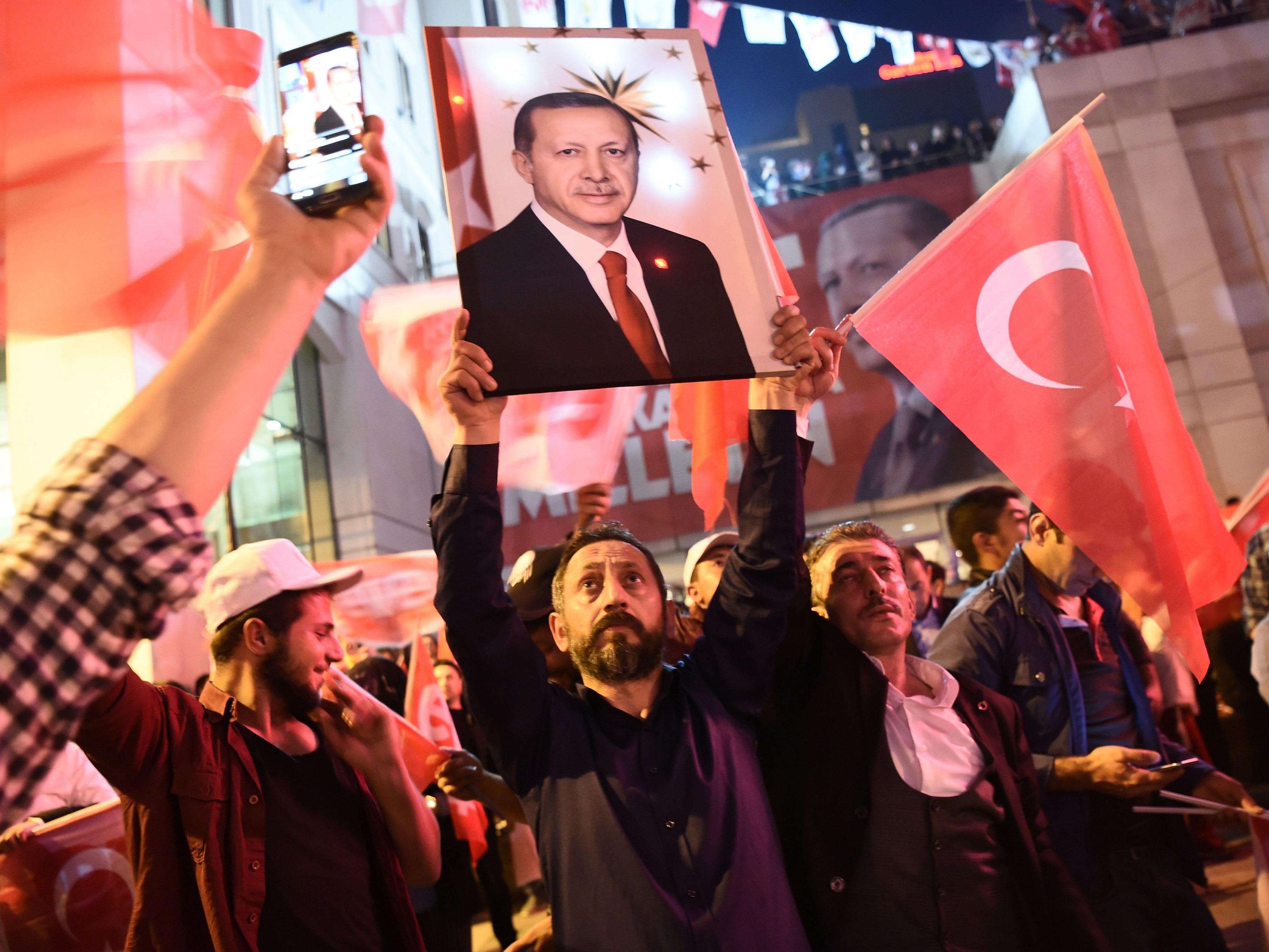 Erdogan-Anhänger feiern seinen Sieg in der Türkei