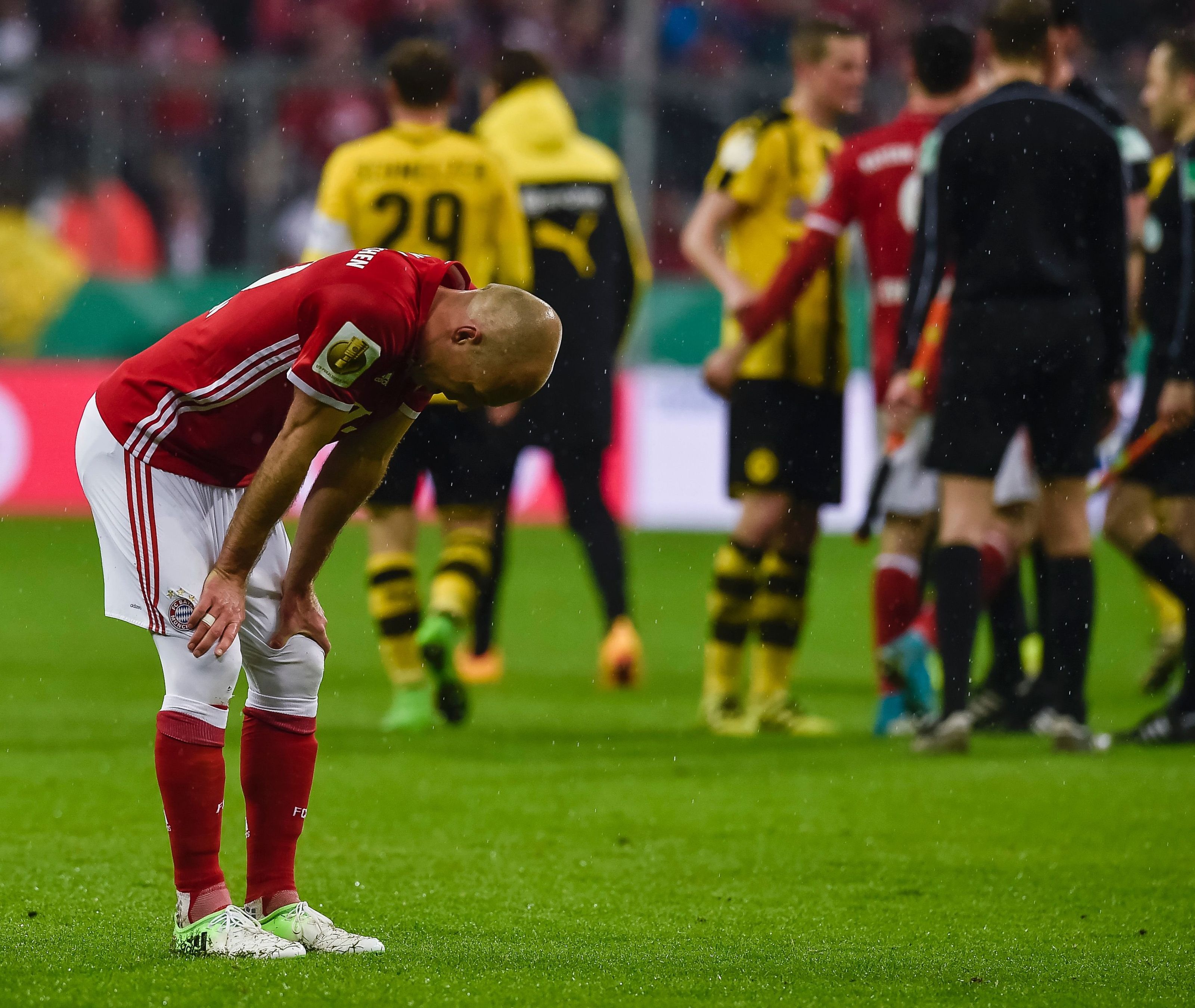 Arjen Robben ist die Enttäuschung nach dem Pokal-Aus gegen Dortmund anzusehen. Arjen Robben ist die Enttäuschung nach dem Pokal-Aus gegen Dortmund anzusehen.