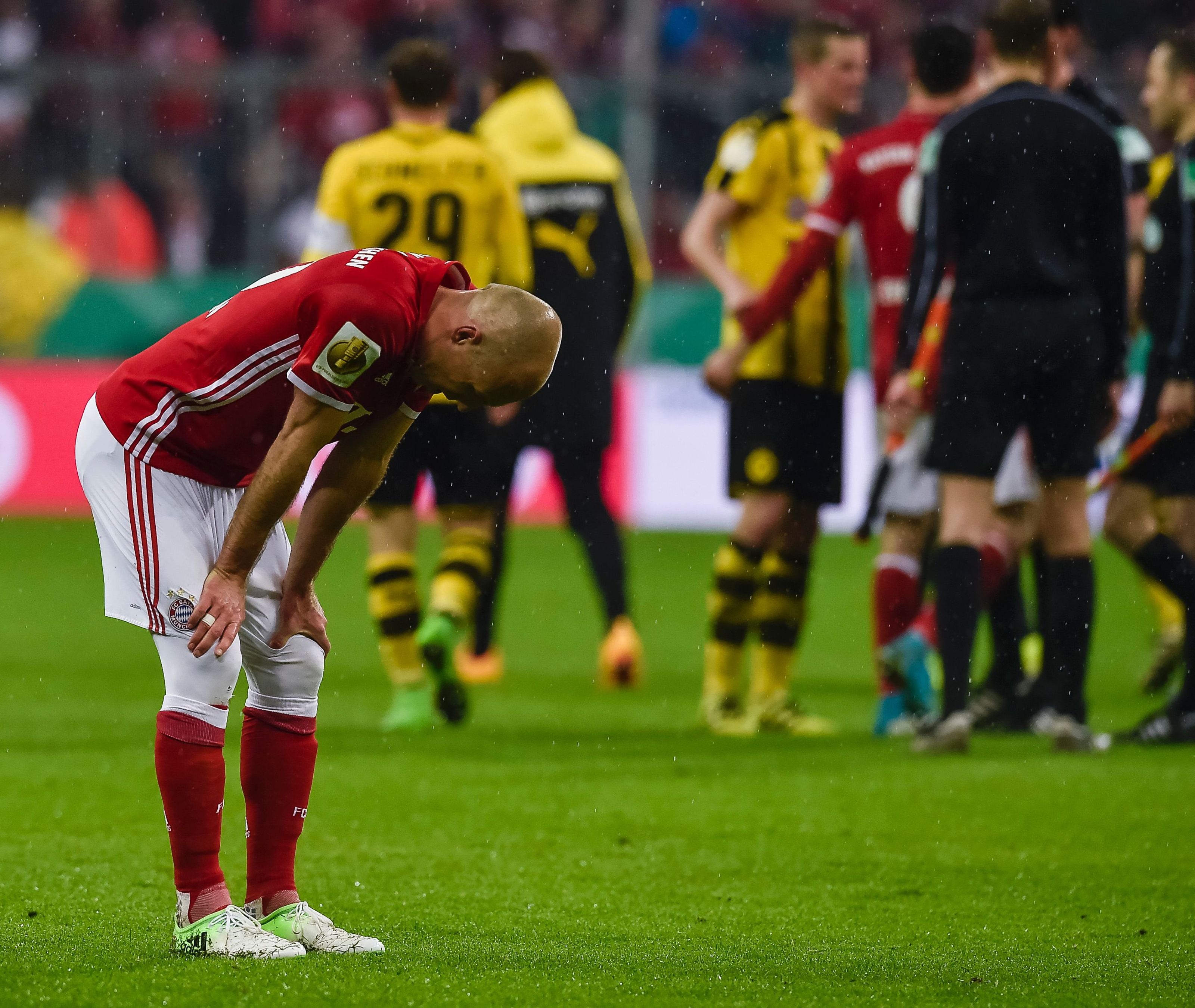 Arjen Robben ist die Enttäuschung nach dem Pokal-Aus gegen Dortmund anzusehen.