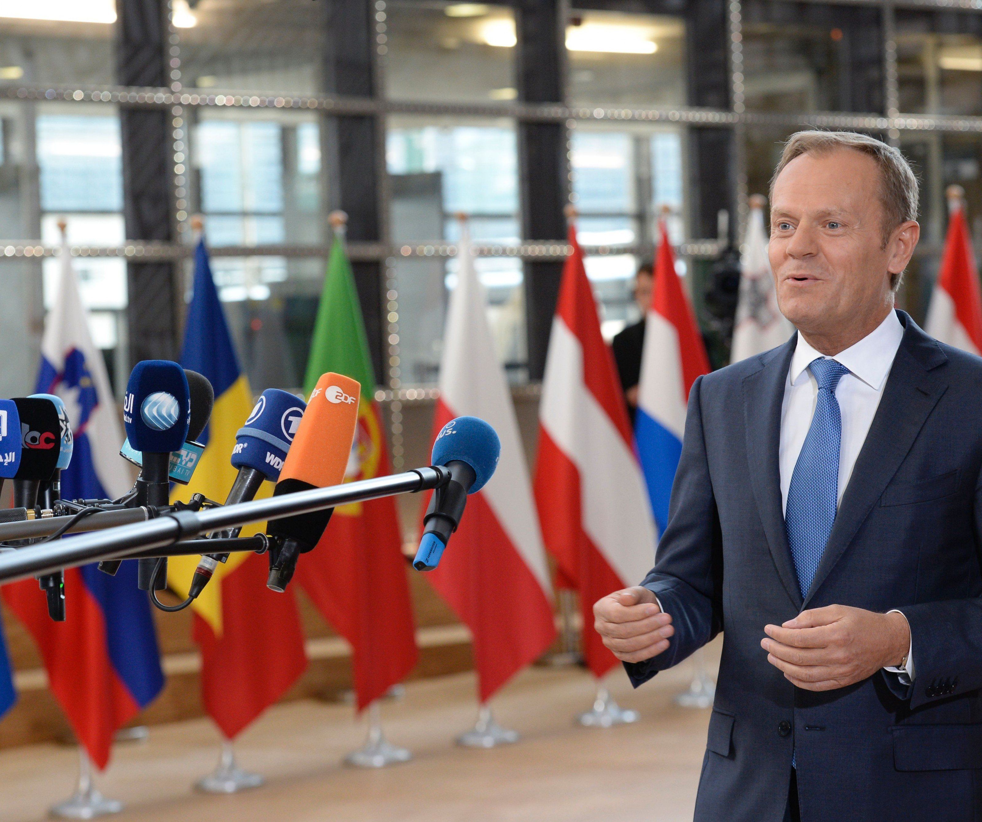EU-Ratspräsident Donald Tusk teilte mit, dass die Leitlinien für die Brexit-Verhandlungen gebilligt wurden. EU-Ratspräsident Donald Tusk teilte mit, dass die Leitlinien für die Brexit-Verhandlungen gebilligt wurden.