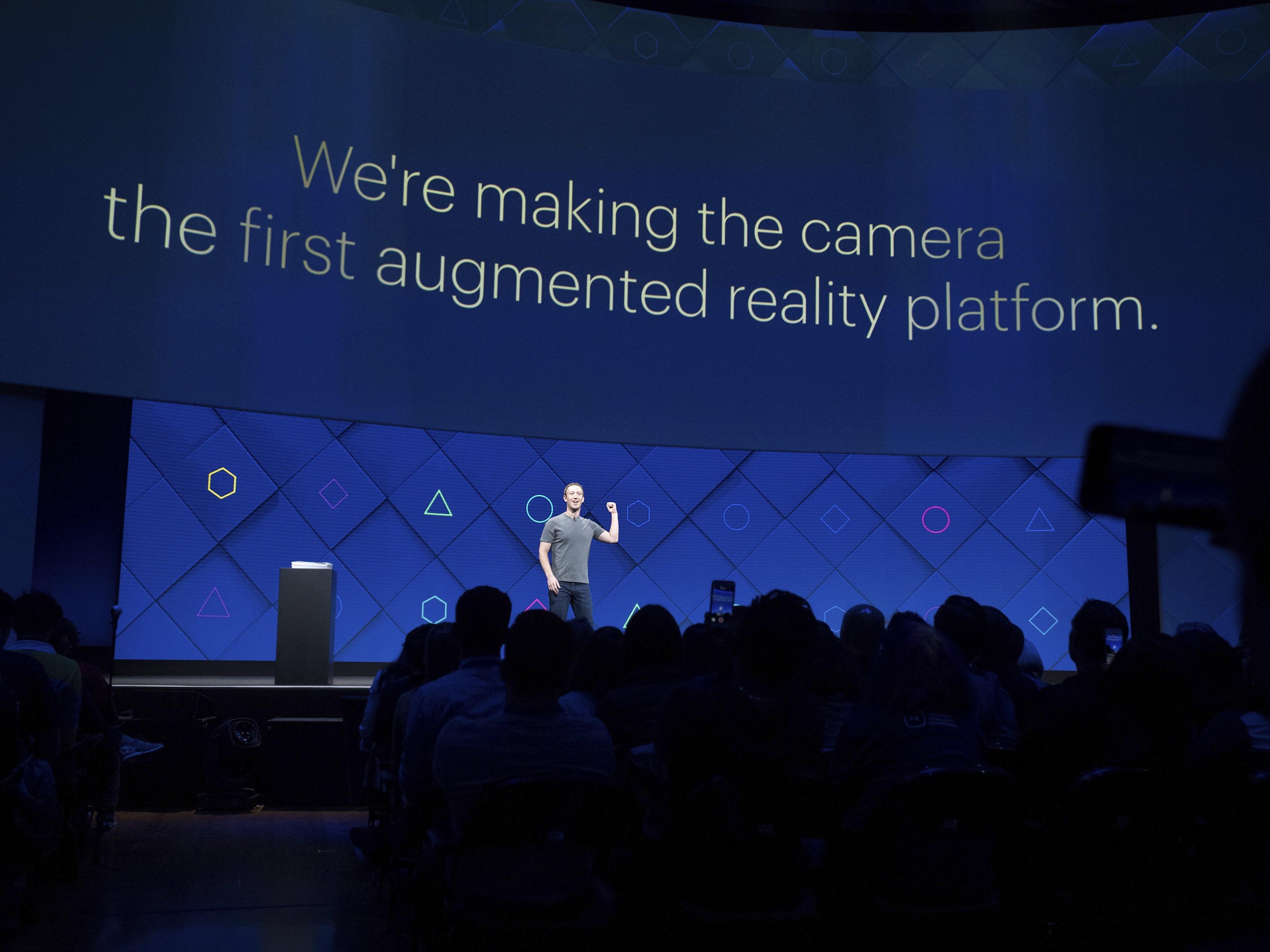 Mark Zuckerberg legt Focus auf die Kamera.