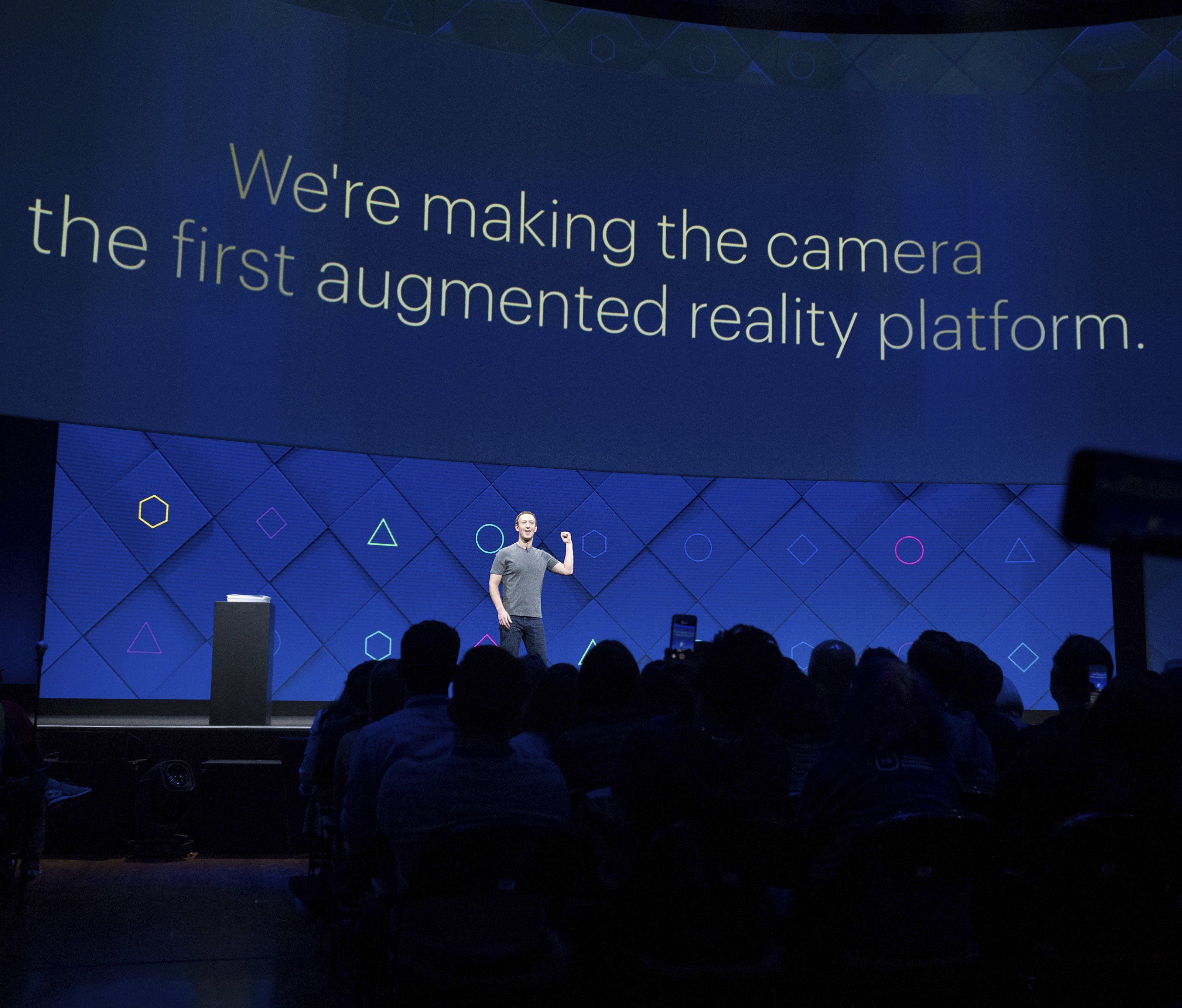 Mark Zuckerberg legt Focus auf die Kamera. Mark Zuckerberg legt Focus auf die Kamera.