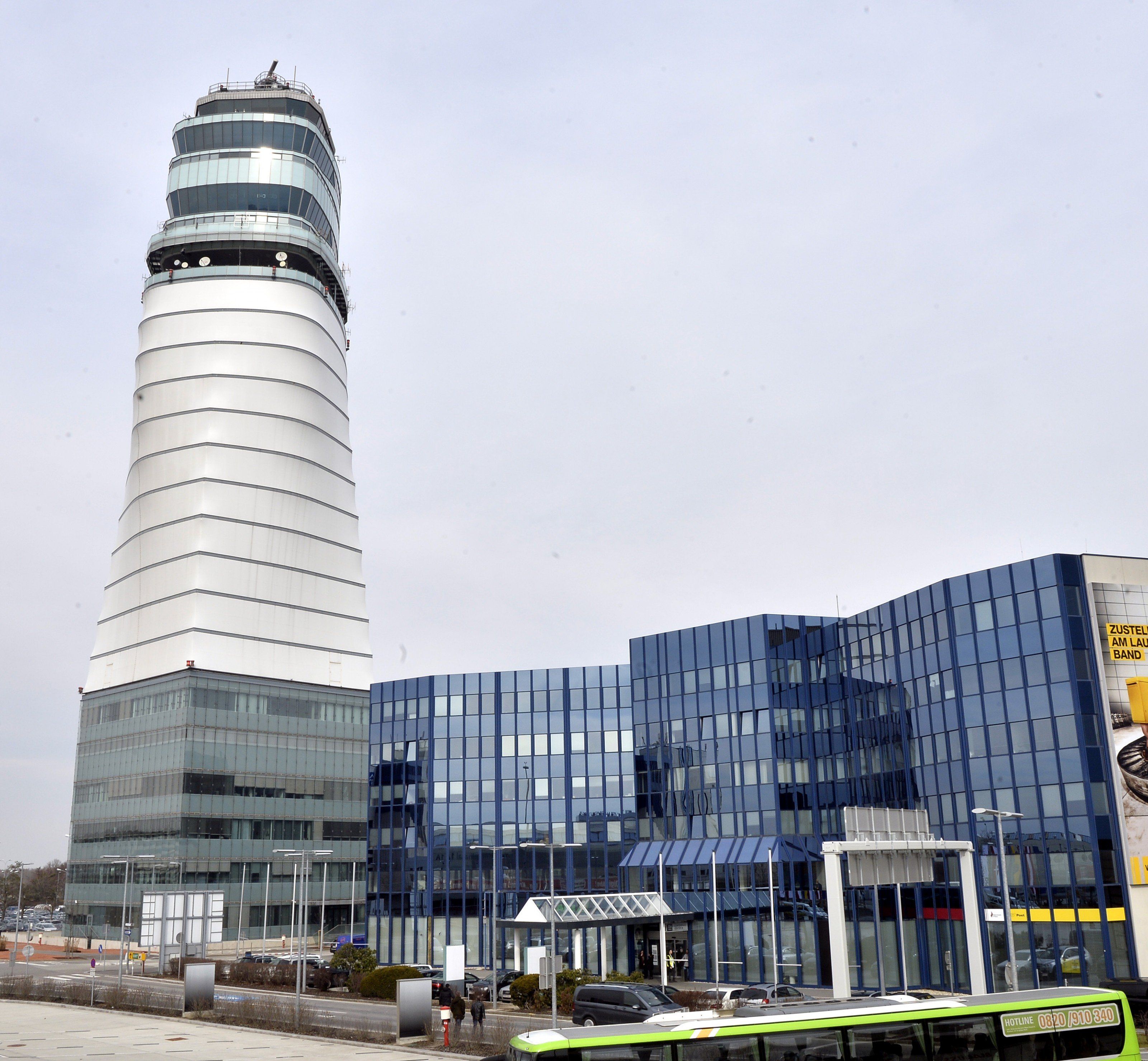 Der Bundeswehrsoldat hatte am Flughafen Wien eine geladene Waffe versteckt. Der Bundeswehrsoldat hatte am Flughafen Wien eine geladene Waffe versteckt.