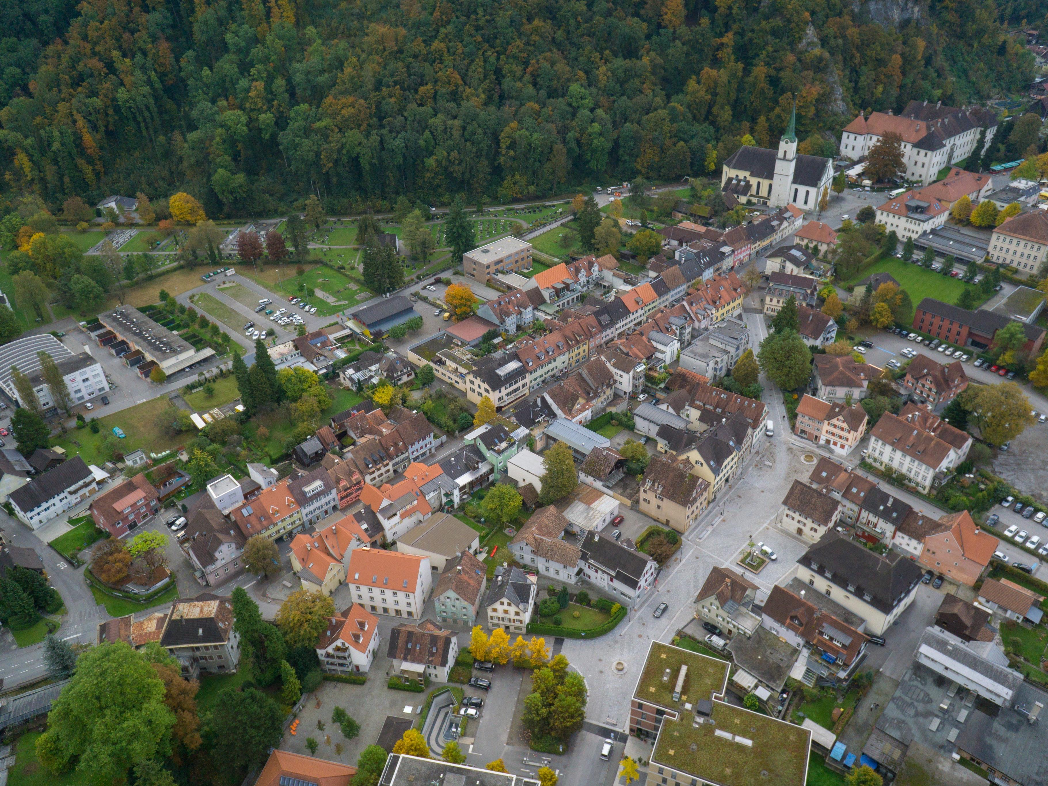 Das Hohenemser Stadtzentrum per Drohne fotografiert.
