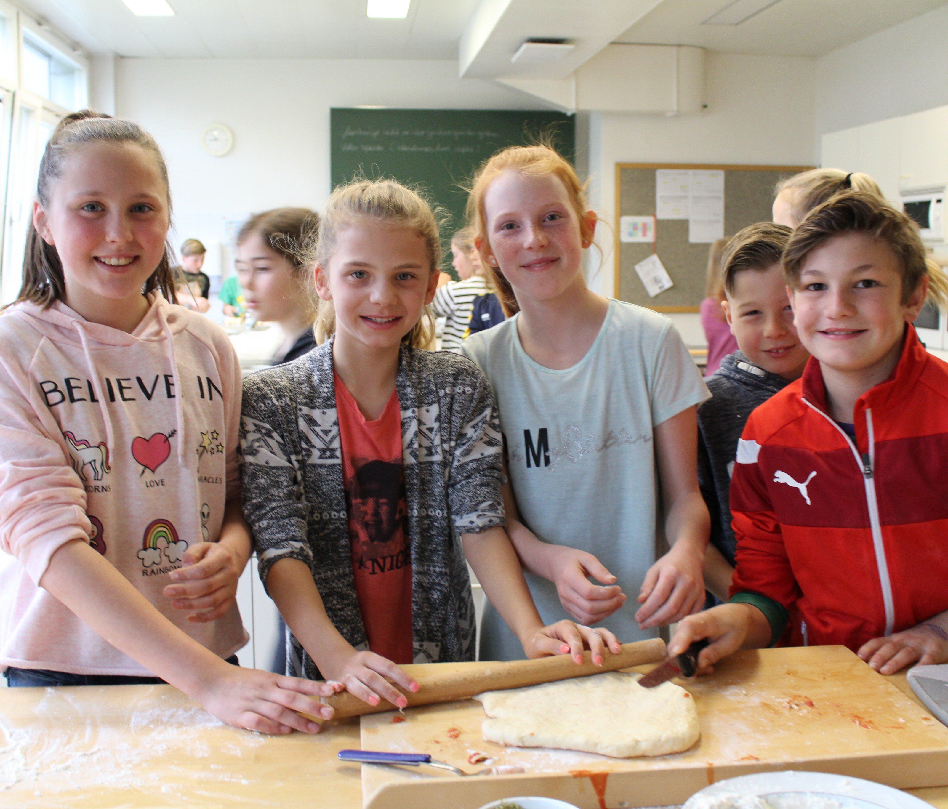 Emilia, Valentina, Mia und Jakob beim Pizzabacken. Emilia, Valentina, Mia und Jakob beim Pizzabacken.