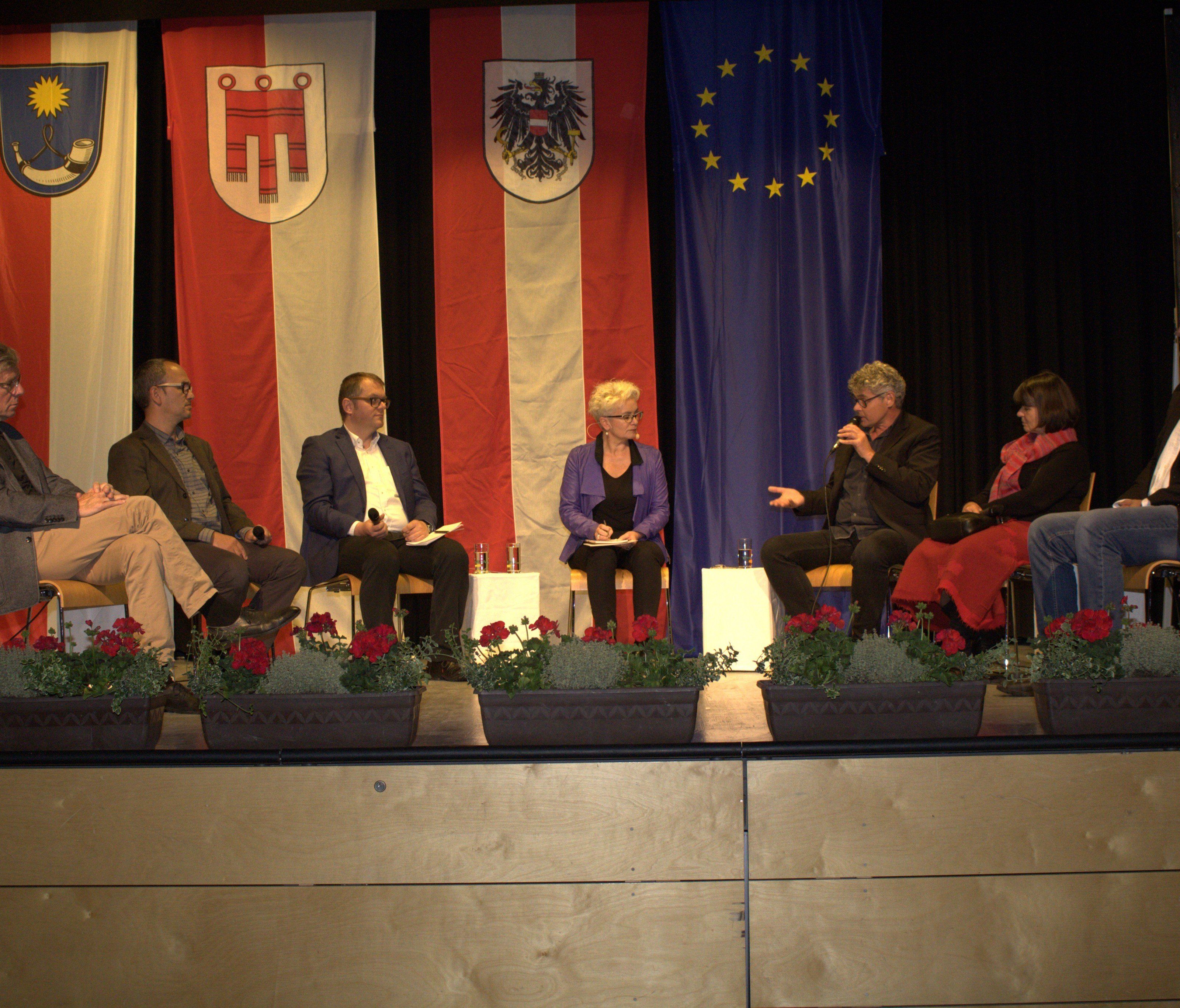 Podiumsdiskussion auf dem AQUA Forum zum Thema Gemeindenahe Psychiatrie. Podiumsdiskussion auf dem AQUA Forum zum Thema Gemeindenahe Psychiatrie.