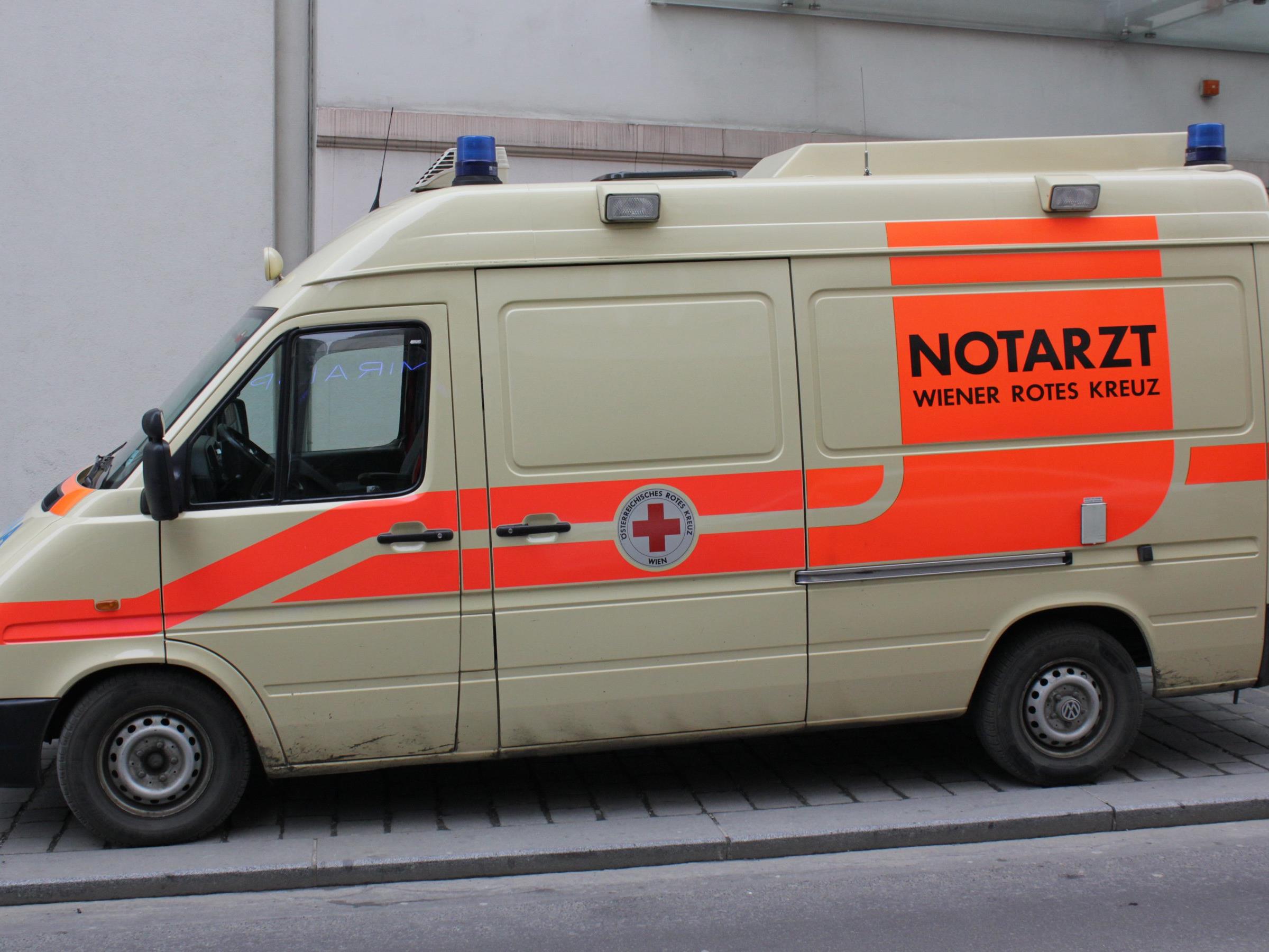 Bei einem Verkehrsunfall wurde eine junge Frau in Wien-Simmering angefahren.