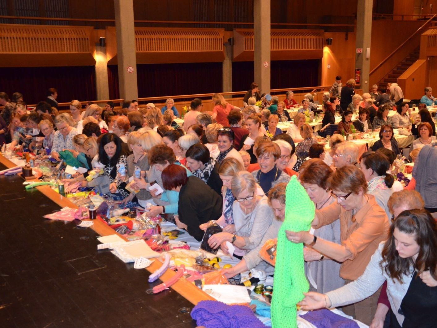 Über 200 Damen waren vergangenen Mittwoch im Lustenauer Reichshofsaal im Bingo-Fieber. Über 200 Damen waren vergangenen Mittwoch im Lustenauer Reichshofsaal im Bingo-Fieber.