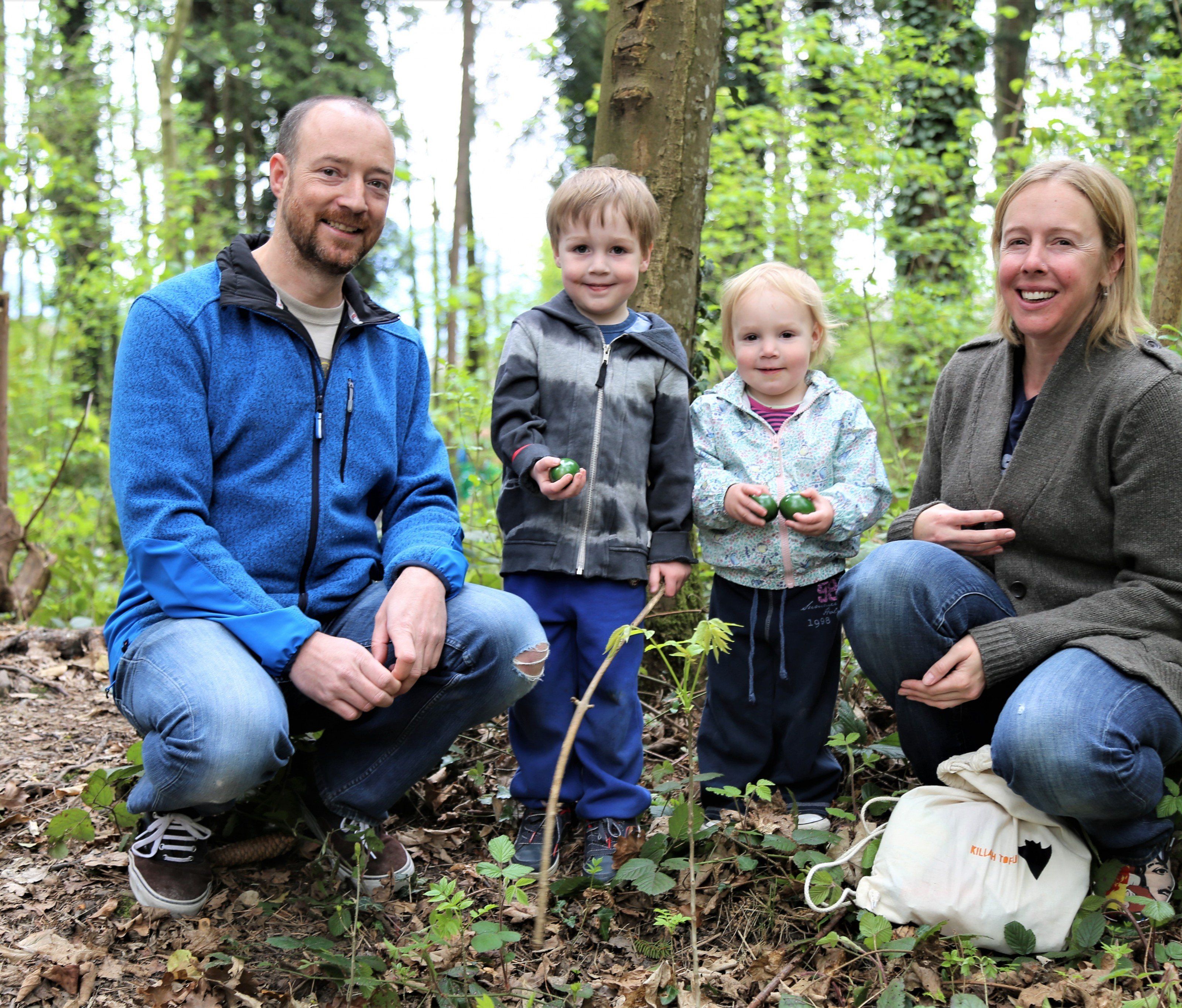 Zahlreiche Familien waren bei der Eiersuche im Frutzwald dabei. Zahlreiche Familien waren bei der Eiersuche im Frutzwald dabei.