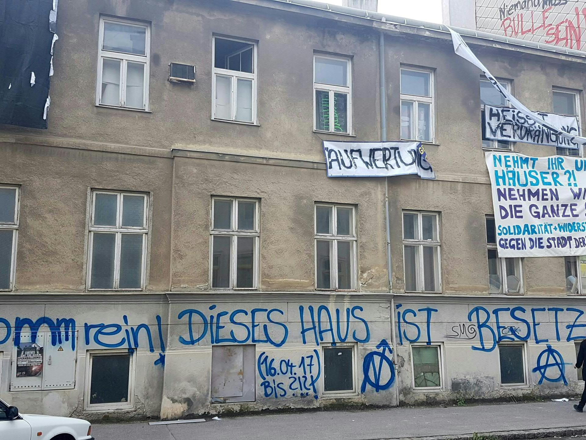 Dieses Haus in Penzing ist derzeit von einer größeren Gruppe besetzt Dieses Haus in Penzing ist derzeit von einer größeren Gruppe besetzt