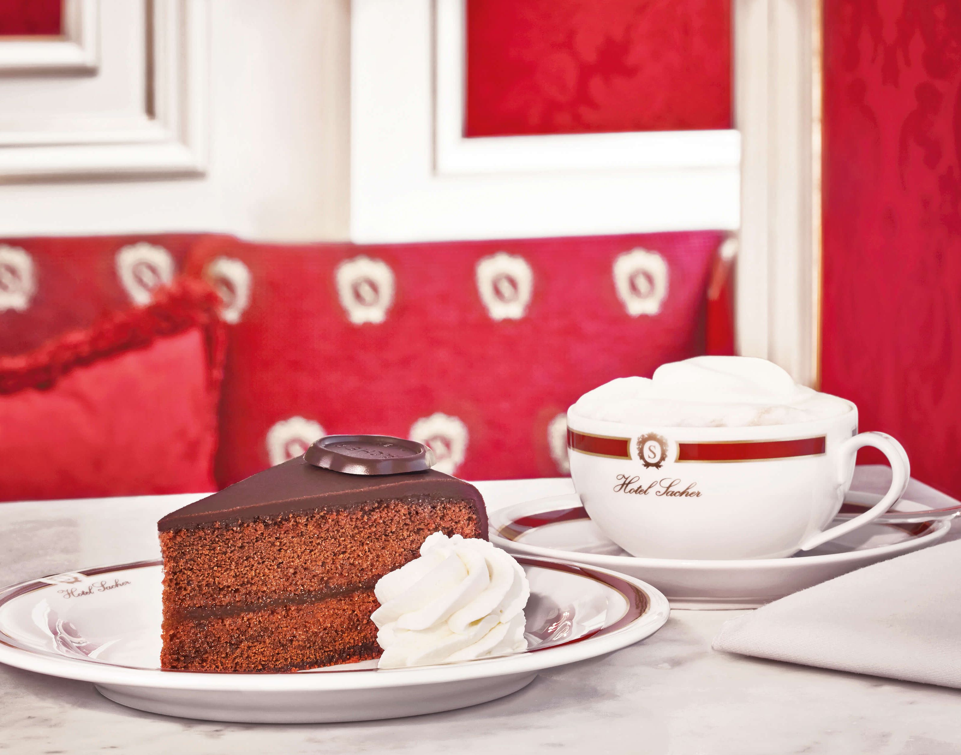 Eine Wiener Süßspeise schlechthin: Die Sachertorte. Eine Wiener Süßspeise schlechthin: Die Sachertorte.