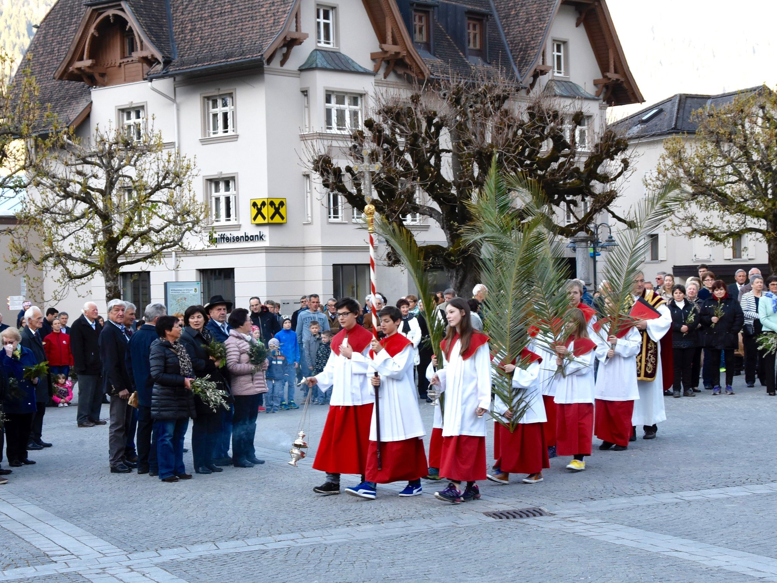 Zur Palmweihe versammelten sich die Gläubigen auf dem Kirchplatz vor dem Schrunser Gemeindeamt. Zur Palmweihe versammelten sich die Gläubigen auf dem Kirchplatz vor dem Schrunser Gemeindeamt.