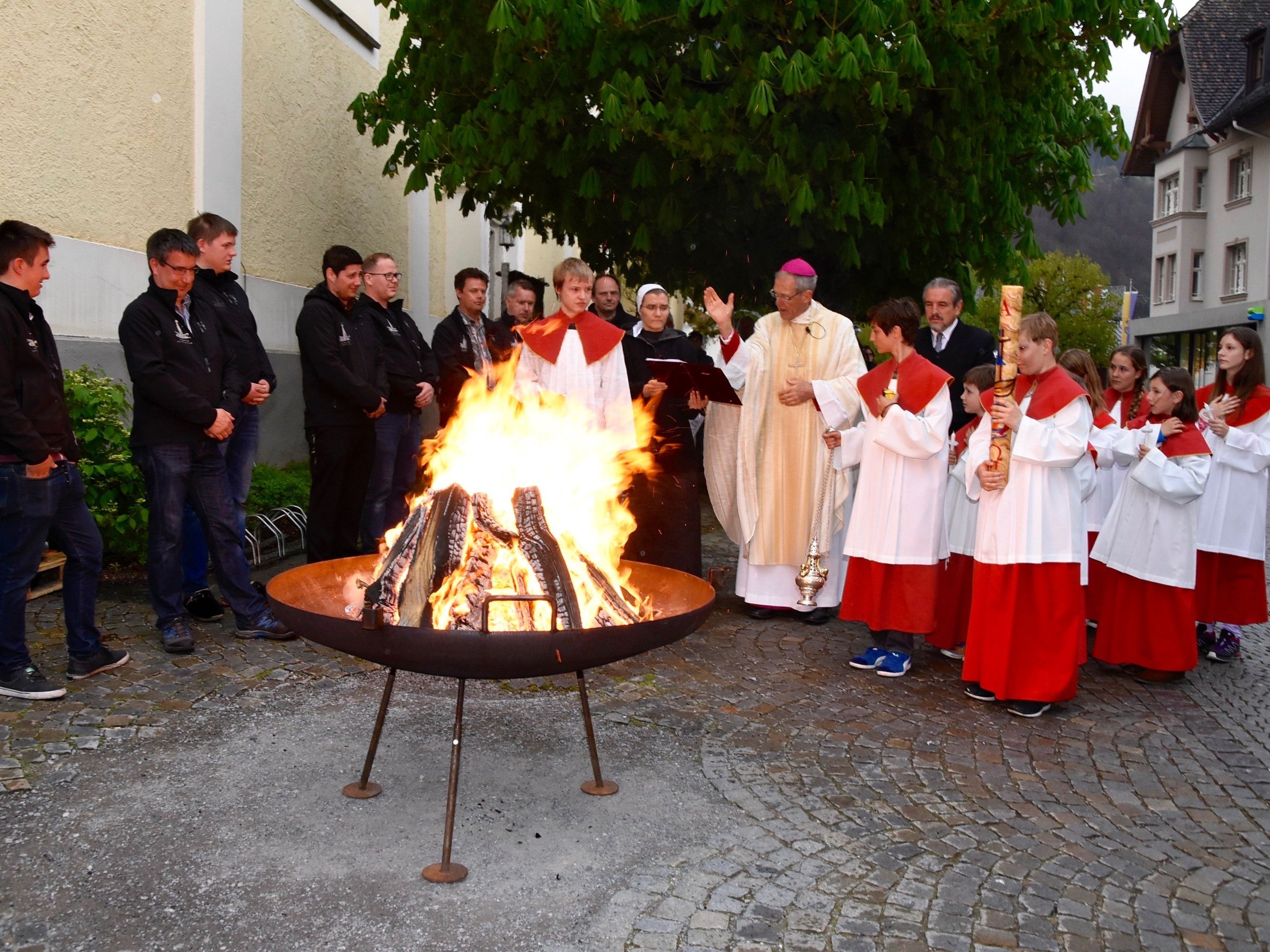 Osterfeuer mit Bischof Dr. Elmar Fischer neben der Schrunser Pfarrkirche St. Jodok Osterfeuer mit Bischof Dr. Elmar Fischer neben der Schrunser Pfarrkirche St. Jodok