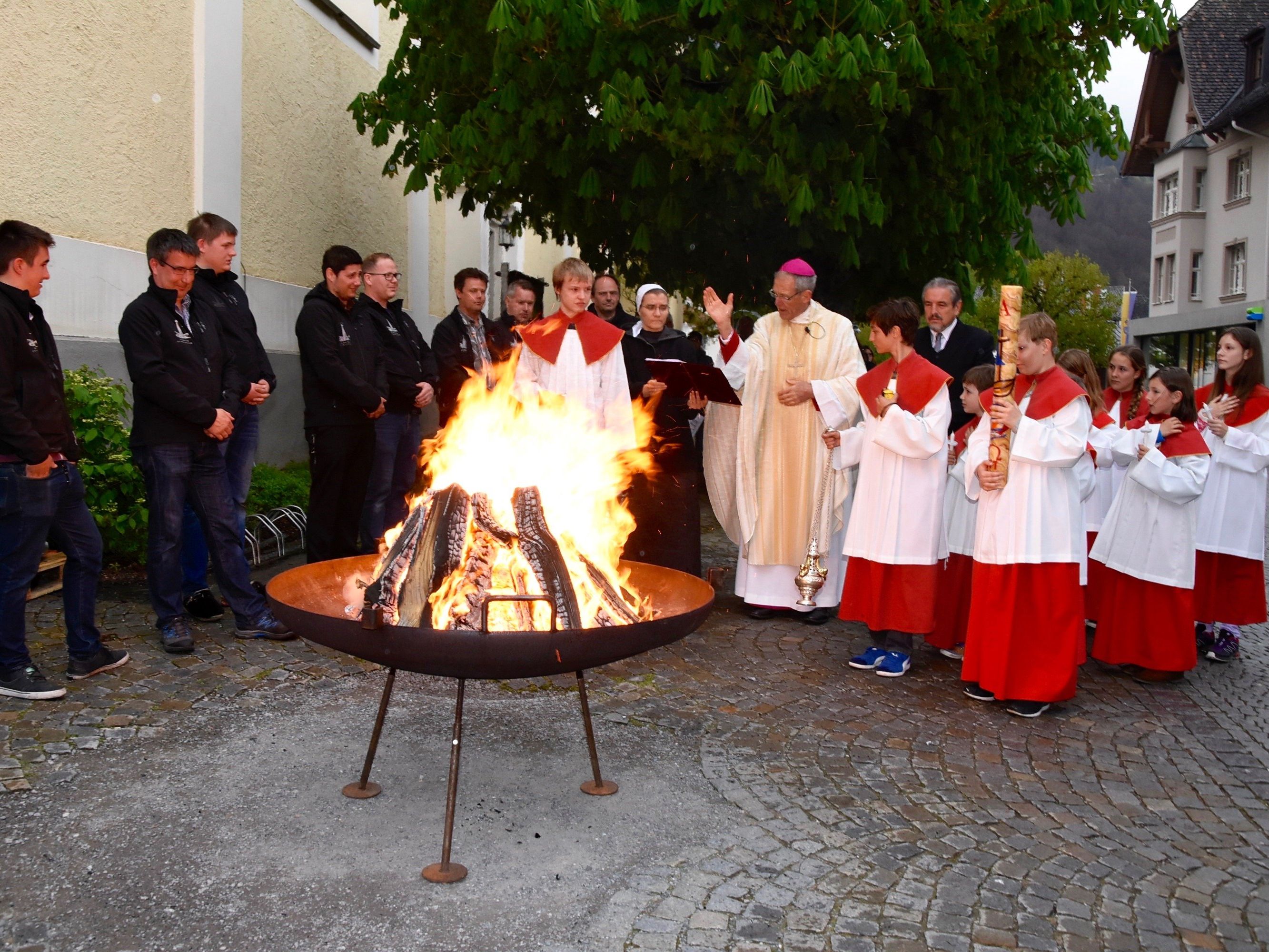 Osterfeuer mit Bischof Dr. Elmar Fischer neben der Schrunser Pfarrkirche St. Jodok