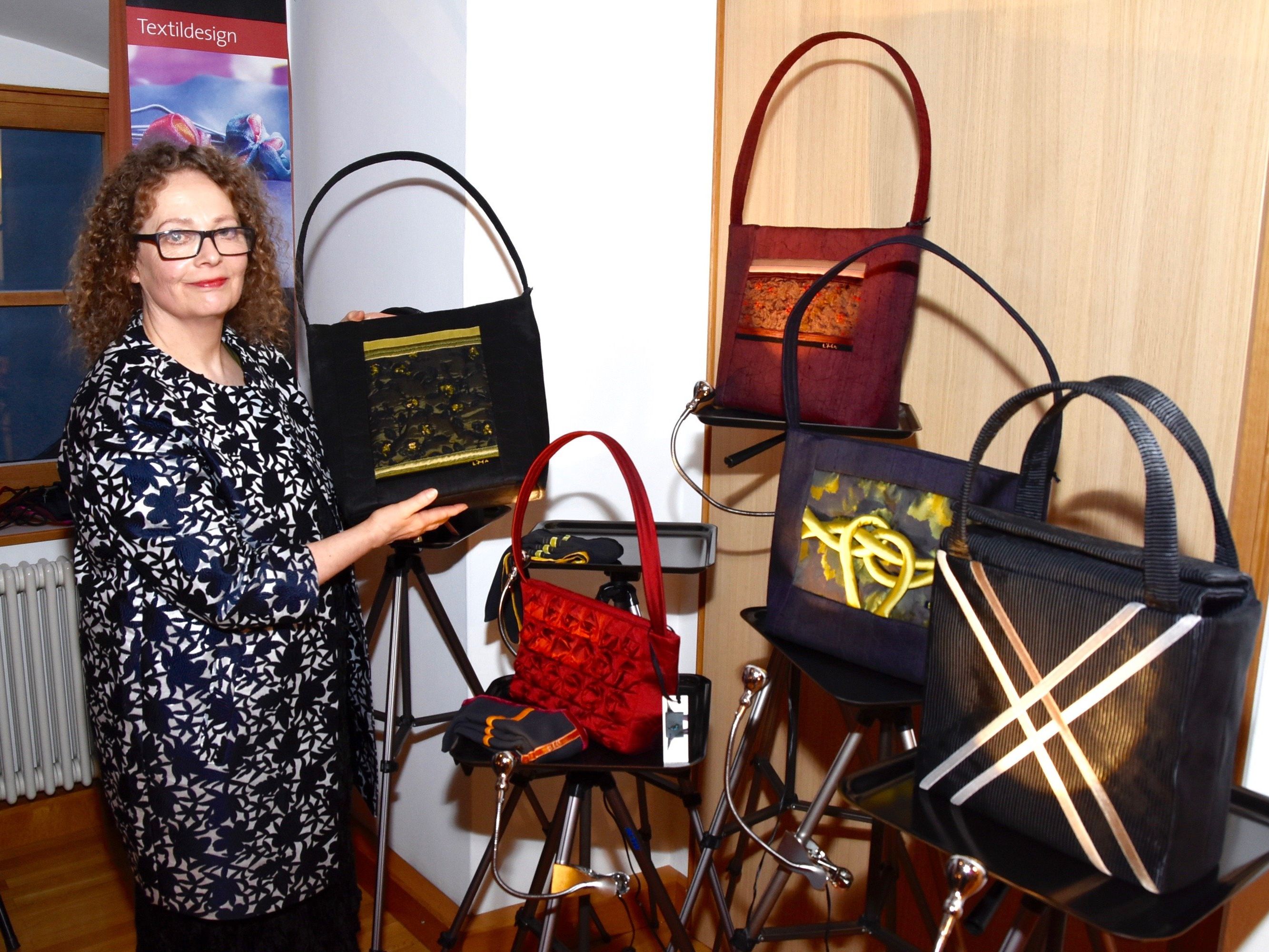 Elisabeth Märker mit einigen Ausstellungsstücken Elisabeth Märker mit einigen Ausstellungsstücken
