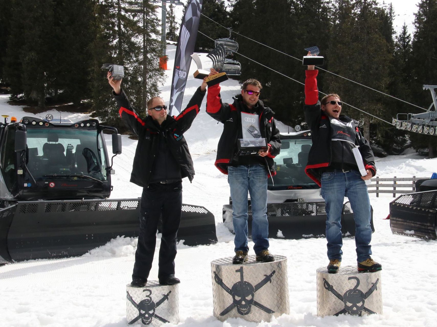 Die Pistenfahrzeugfahrer der Silvretta Montafon, Patrick Bachmann (Platz 1) und Johannes Biermaier (Platz 2) freuen sich über die Topplatzierungen beim Prinoth Cup 2017. Die Pistenfahrzeugfahrer der Silvretta Montafon, Patrick Bachmann (Platz 1) und Johannes Biermaier (Platz 2) freuen sich über die Topplatzierungen beim Prinoth Cup 2017.