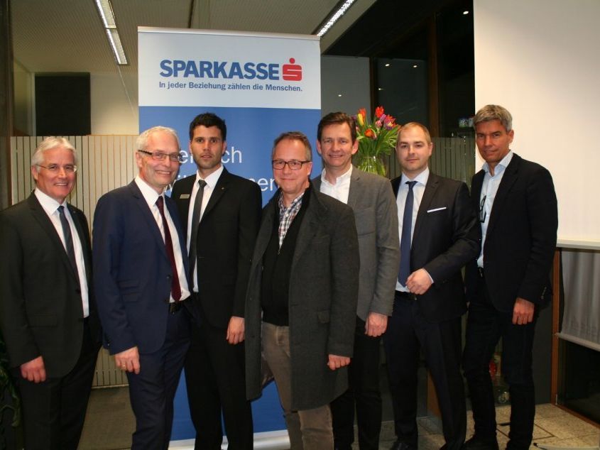Prok. Herbert Caser (s Wohnbank), VDir. Mag. Anton Steinberger (Sparkasse), Filialleiter Christoph Gassner (Sparkasse), Bürgermeister Ing. Roman Kopf MSc, Wolfgang Rüf (Prisma), VDir. Mag. Daniel Mierer FH (Sparkasse) und GF Ing. Egon Hajek (Prisma) Prok. Herbert Caser (s Wohnbank), VDir. Mag. Anton Steinberger (Sparkasse), Filialleiter Christoph Gassner (Sparkasse), Bürgermeister Ing. Roman Kopf MSc, Wolfgang Rüf (Prisma), VDir. Mag. Daniel Mierer FH (Sparkasse) und GF Ing. Egon Hajek (Prisma)