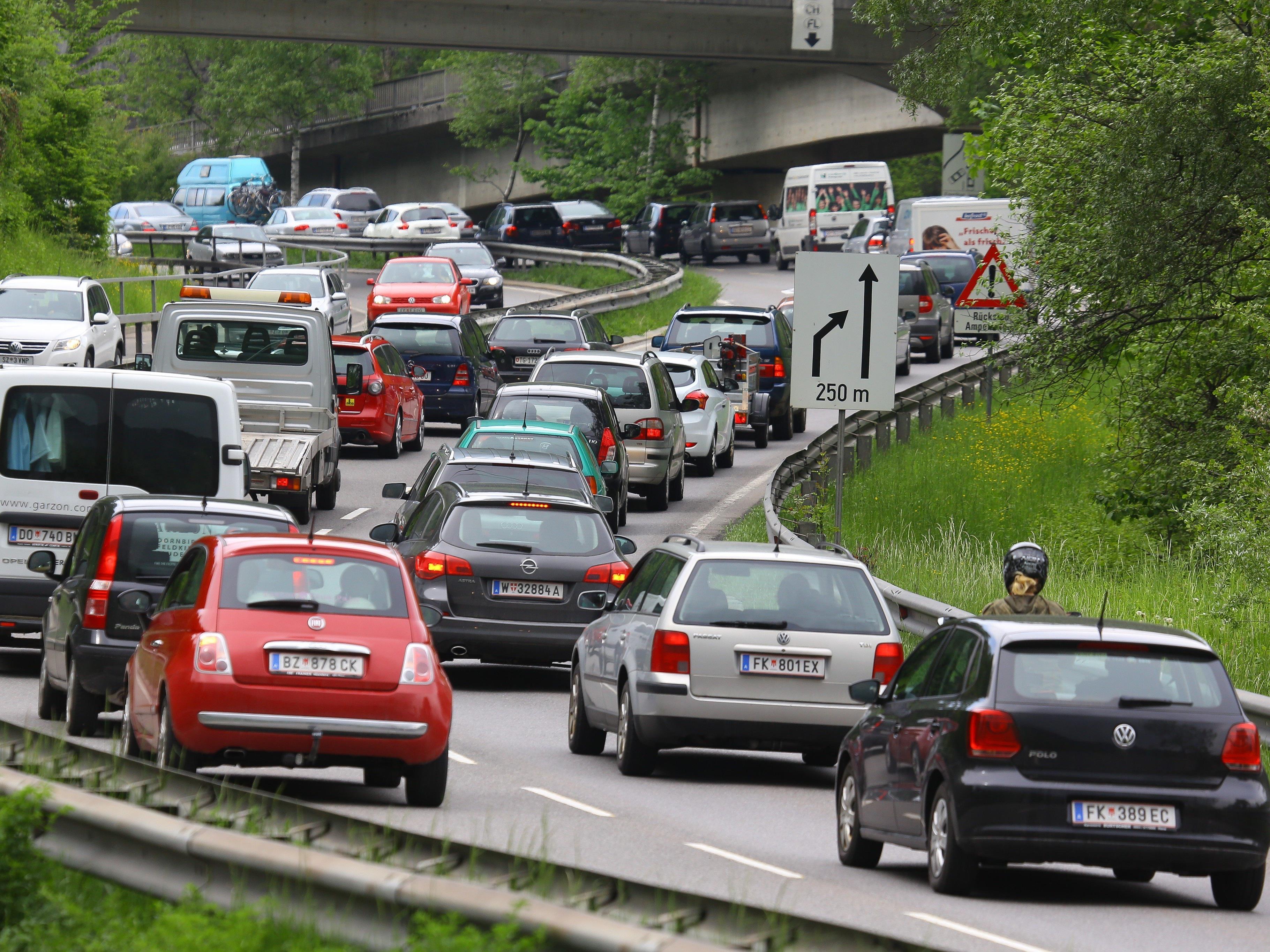 Auf der L190 und der Autobahnauffahrt Frastanz kommt es zu Verkehrsbehinderungen.