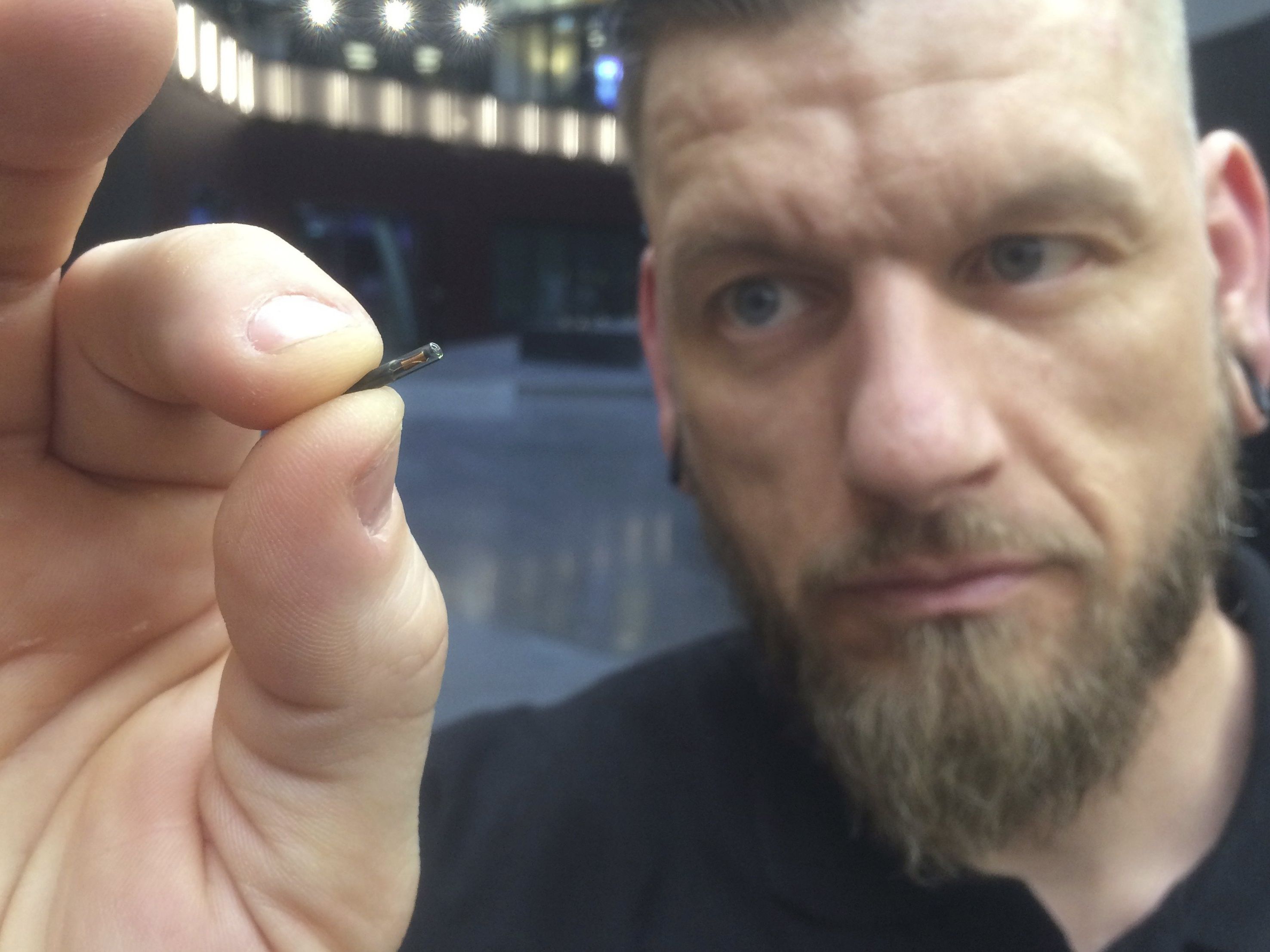 Jowan Osterlund von der Firma Biohax beschreibt sich selbst als "Körper-Hacker". Jowan Osterlund von der Firma Biohax beschreibt sich selbst als "Körper-Hacker".