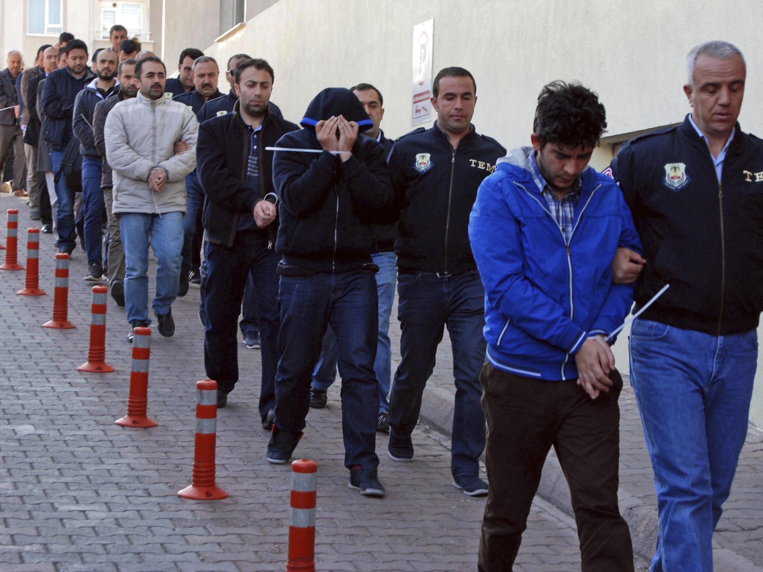 In der Türkei kam es zu weiteren 400 Festnahmen.