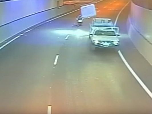 Der Biker konnte einen Sturz gerade noch verhindern. Der Biker konnte einen Sturz gerade noch verhindern.
