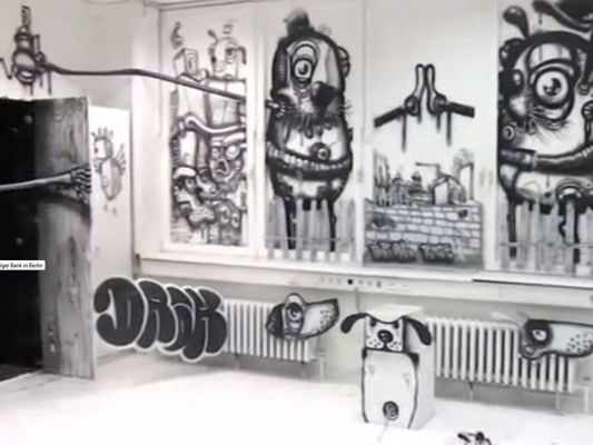 Eine ehemalige Bank in Berlin ist für wenige Wochen ein Street-Art-Museum. Bis zu seinem Abriss Ende Mai können Besucher kostenlos die Werke der mehr als 130 Künstler bewundern. Eine ehemalige Bank in Berlin ist für wenige Wochen ein Street-Art-Museum. Bis zu seinem Abriss Ende Mai können Besucher kostenlos die Werke der mehr als 130 Künstler bewundern.