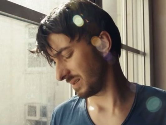Jan Böhmermann ließ ein Leid von Affen schreiben und landet damit auf Platz 1 der iTunes-Charts. Jan Böhmermann ließ ein Leid von Affen schreiben und landet damit auf Platz 1 der iTunes-Charts.