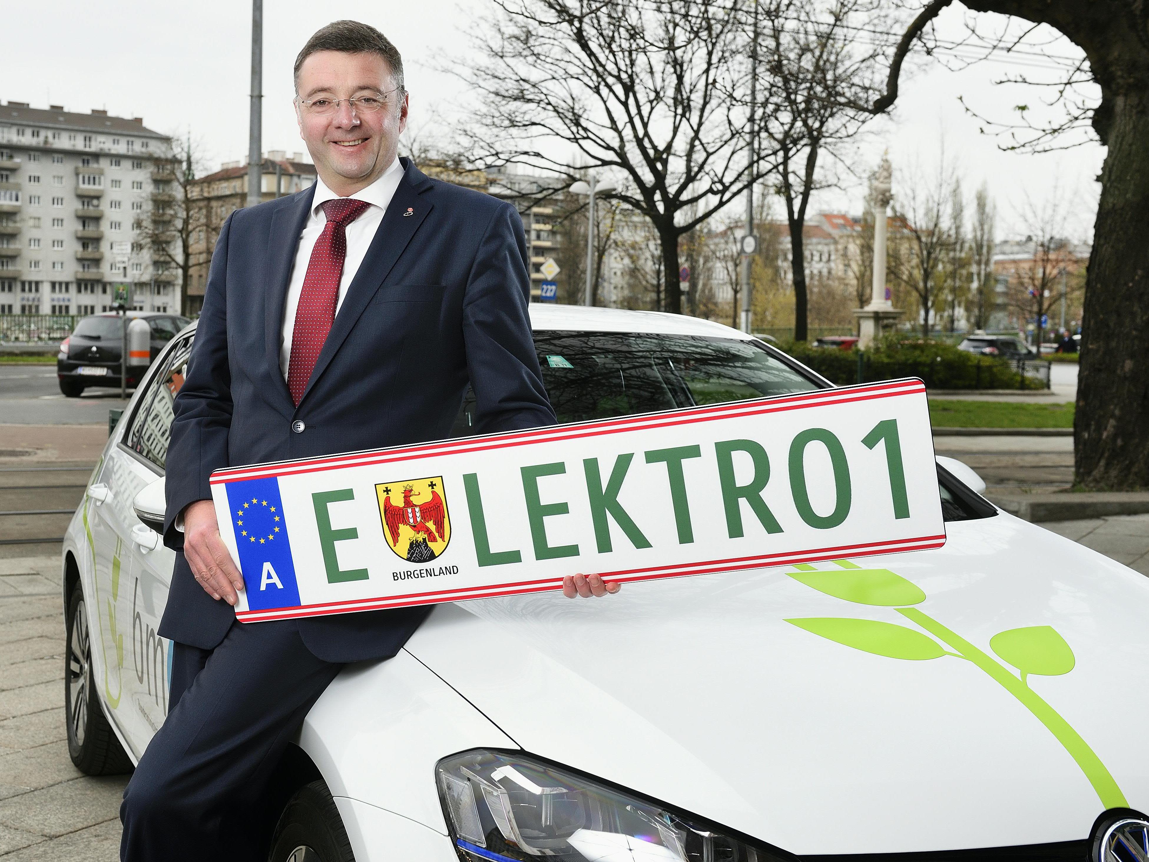 Verkehrsminister Jörg Leichtfried präsentiert die kommenden grünen Kennzeichentafeln für Elektroautos