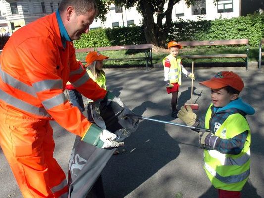 Groß und Klein machen beim Wiener Frühjahrsputz wieder gemeinsam die Stadt sauber. Groß und Klein machen beim Wiener Frühjahrsputz wieder gemeinsam die Stadt sauber.