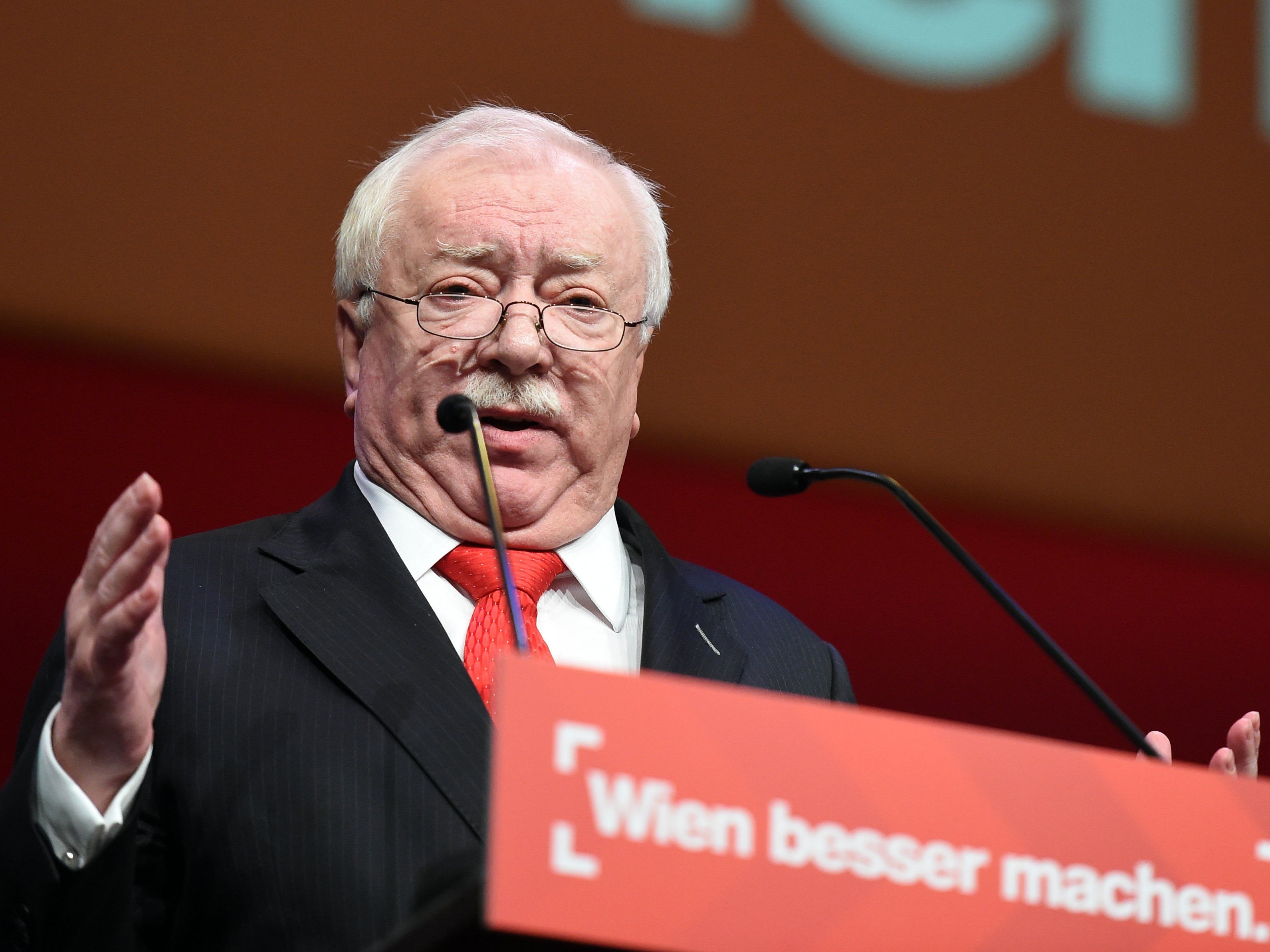 Wiens Bürgermeister Michael Häupl beim SPÖ-Parteitag Wiens Bürgermeister Michael Häupl beim SPÖ-Parteitag