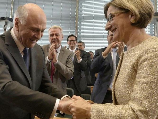 Übergabe: Mikl-Leitner übernimmt für Pröll in NÖ. Übergabe: Mikl-Leitner übernimmt für Pröll in NÖ.