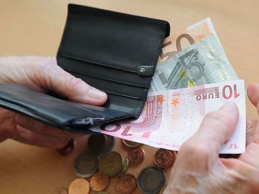 Die Arbeitnehmervertreter wollen einen 1.700 Euro-Mindestlohn. Die Arbeitnehmervertreter wollen einen 1.700 Euro-Mindestlohn.