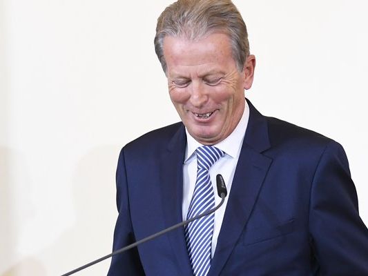 Vizekanzler Reinhold Mitterlehner (ÖVP) sah sich zu einer Richtigstellung gezwungen. Vizekanzler Reinhold Mitterlehner (ÖVP) sah sich zu einer Richtigstellung gezwungen.