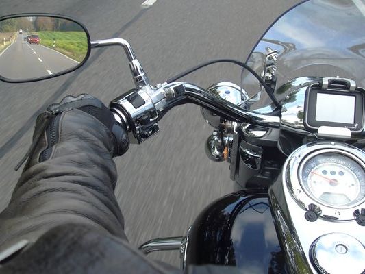 Auch Motorradfahrer müssen bei Ausfahrten eine Pflichtausstattung mitführen. Auch Motorradfahrer müssen bei Ausfahrten eine Pflichtausstattung mitführen.