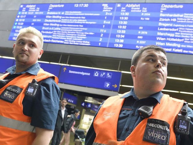 ÖBB Security-Mitarbeiter mit Bodycams. ÖBB Security-Mitarbeiter mit Bodycams.