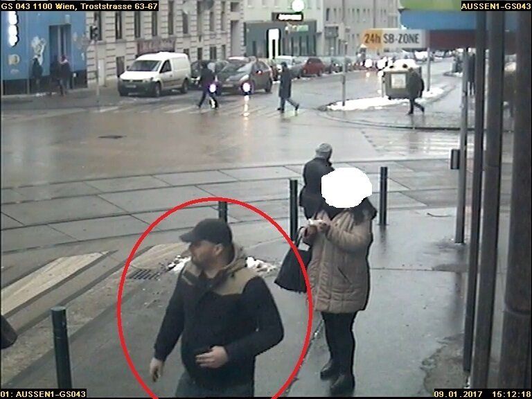 Die Polizei bittet bei der Fahndung um Hinweise. Die Polizei bittet bei der Fahndung um Hinweise.