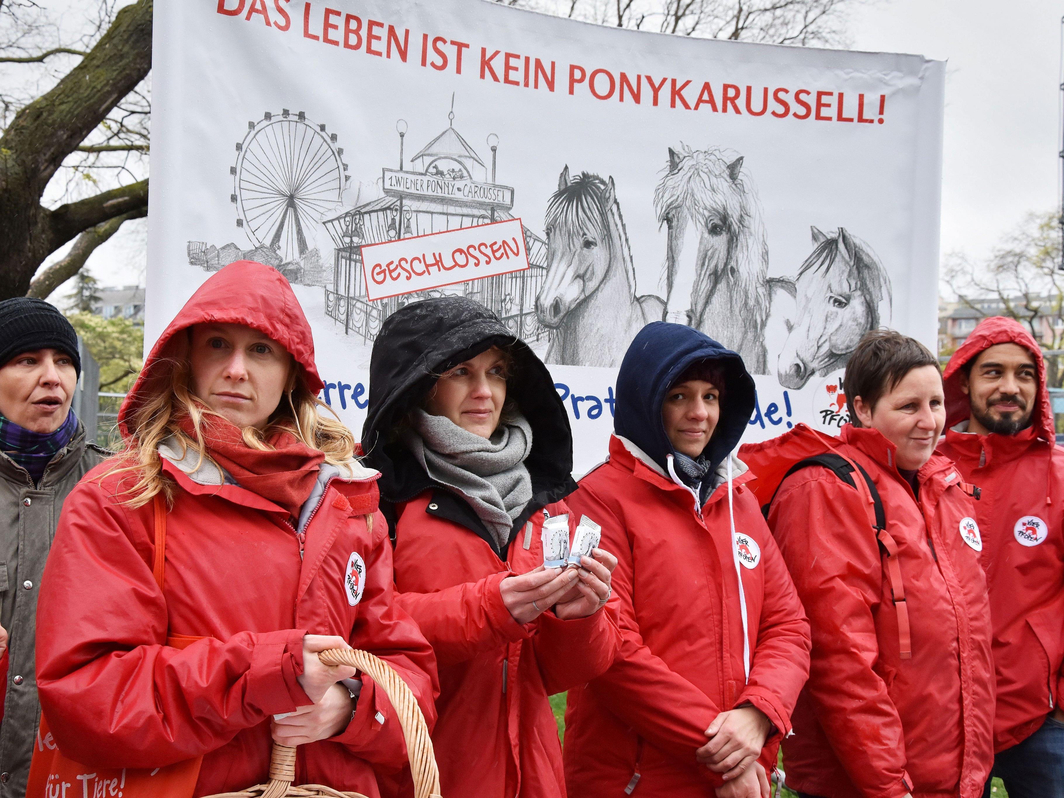 Beim Protest gegen den weiteren Einsatz der ehemaligen Ponykarussell-Pferde auf der Reitbahn