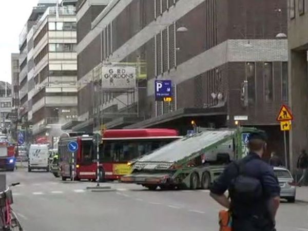 In Stockholm ist ein Lkw in ein Einkaufszentrum gerast. In Stockholm ist ein Lkw in ein Einkaufszentrum gerast.