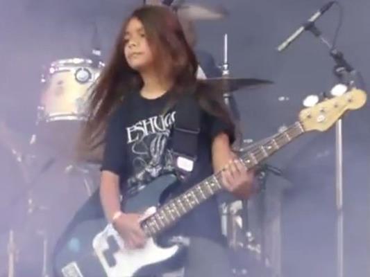 Die Metalband Korn nimmt auf ihr Südamerikatour den 12-jährigen Bassisten Tye Trujillo mit, seines zechens Sohn von Metallica-Bassist Rob Trujillo.