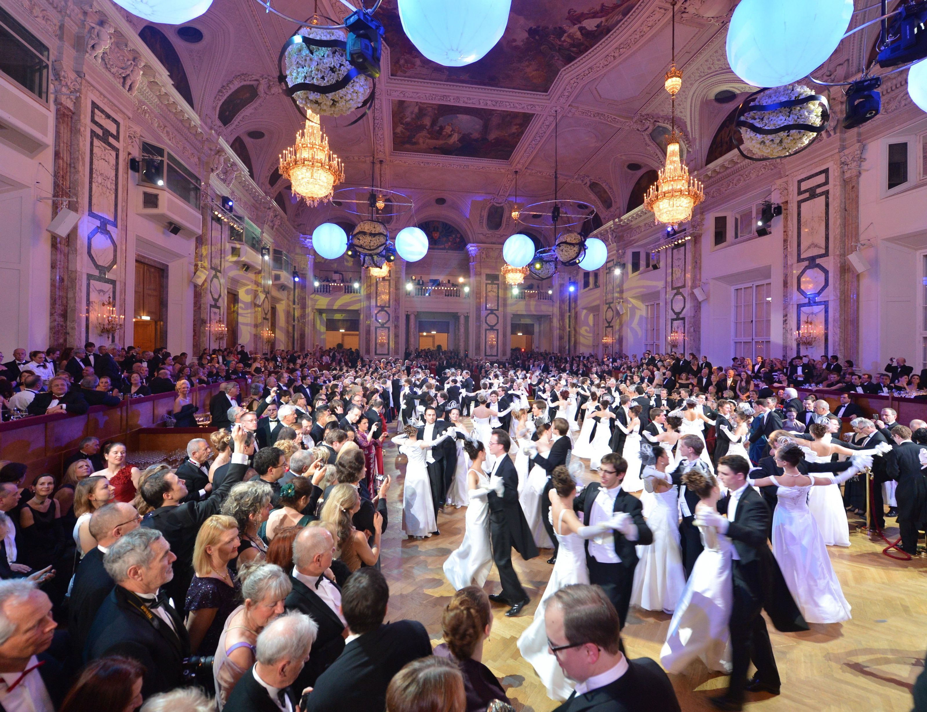 Tanzen Sie in der Hofburg in das neue Jahr.