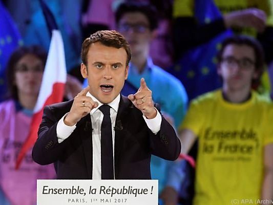 Macron geht als Favorit in die Stichwahl Macron geht als Favorit in die Stichwahl
