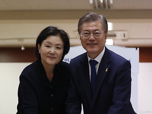 Favorit Moon Jae-invon mit seiner Frau bei der Stimmabgabe Favorit Moon Jae-invon mit seiner Frau bei der Stimmabgabe