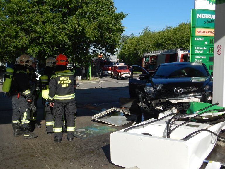 Am Donnerstag rammt ein PKW-Lenker eine Zapfsäule in Wien-Floridsdorf Am Donnerstag rammt ein PKW-Lenker eine Zapfsäule in Wien-Floridsdorf