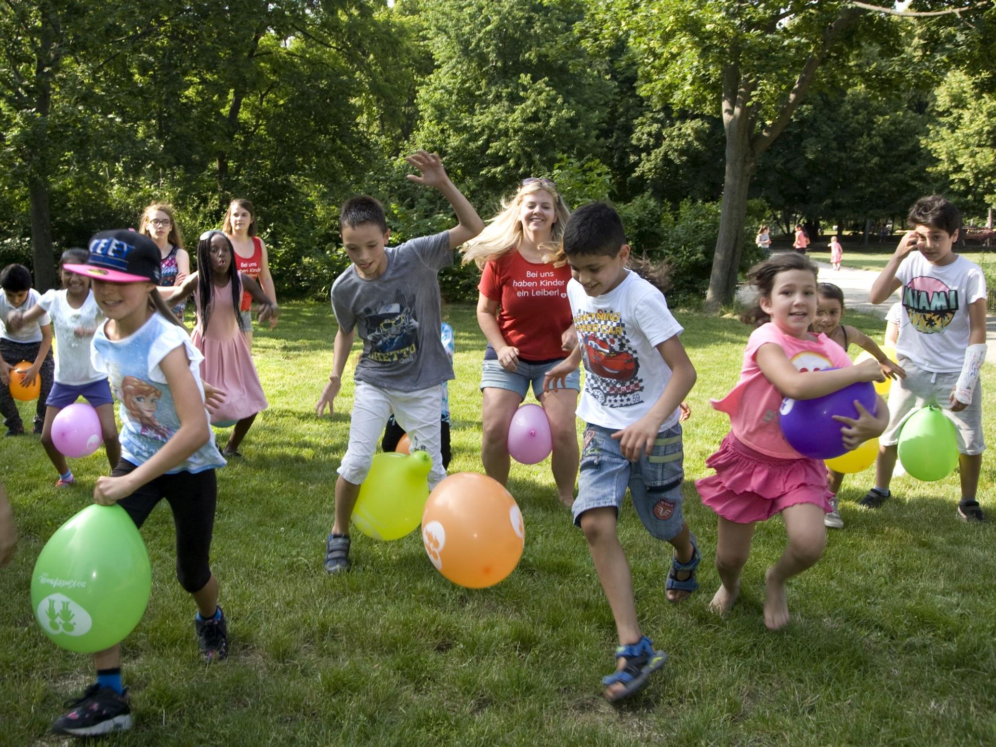 Kinder zwischen 6 und 13 Jahren bekommen in Wiens Parks kostenlose Unterhaltung.