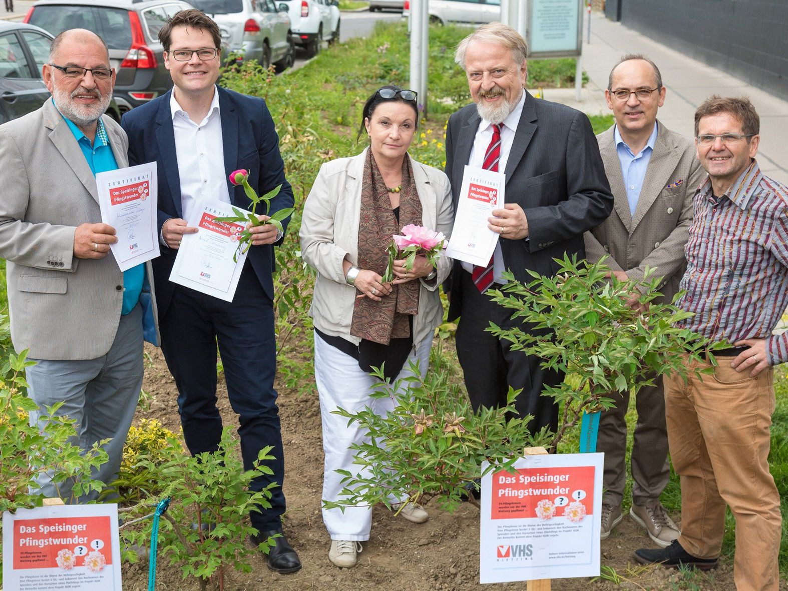 Pfingstrosen-Patenschaften können zur Unterstützung von Flüchtlingen übernommen werden. Pfingstrosen-Patenschaften können zur Unterstützung von Flüchtlingen übernommen werden.